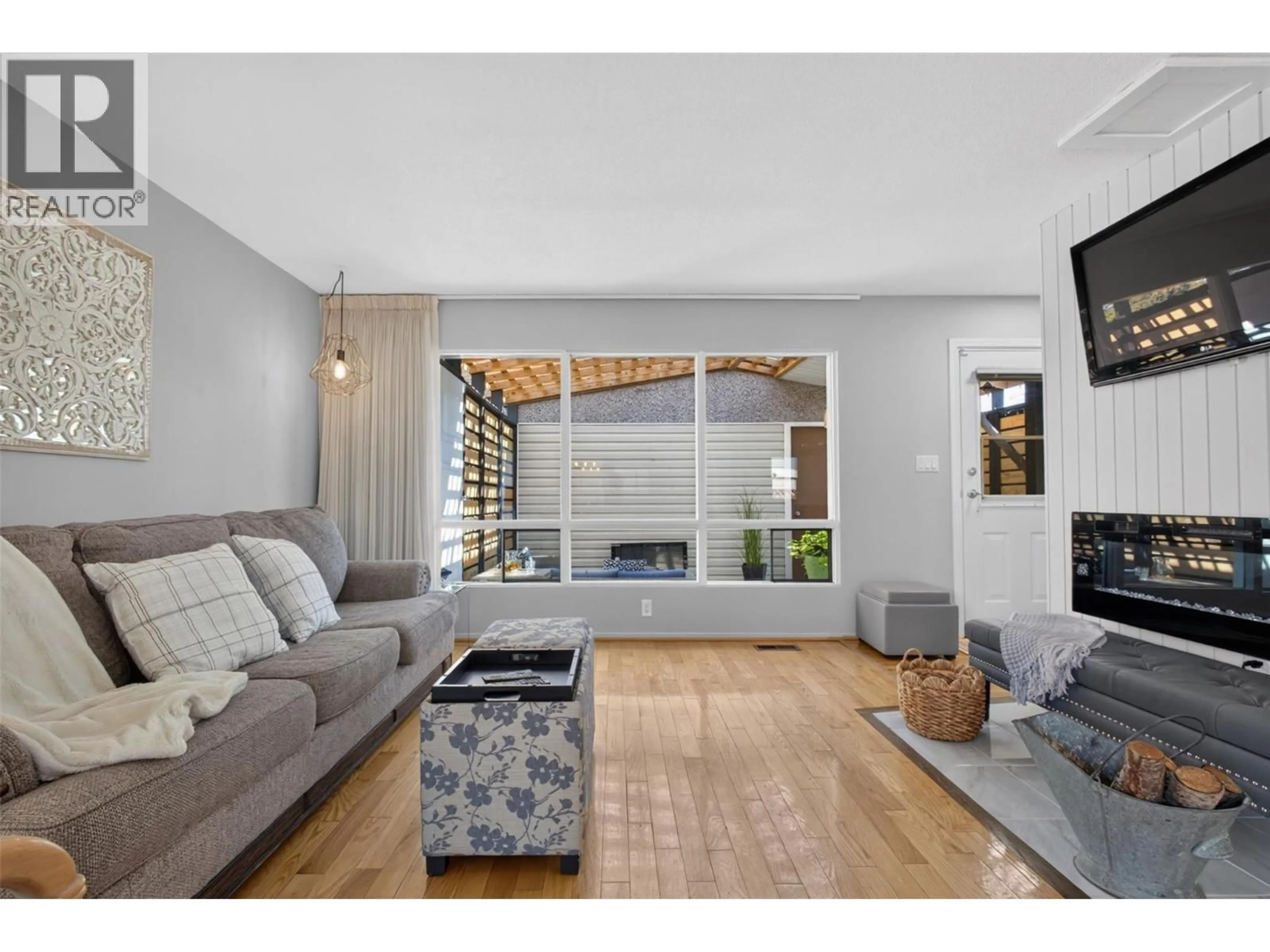 Living room with furniture, unknown for 1261 LAWSON AVENUE, Kelowna British Columbia V1Y6V1