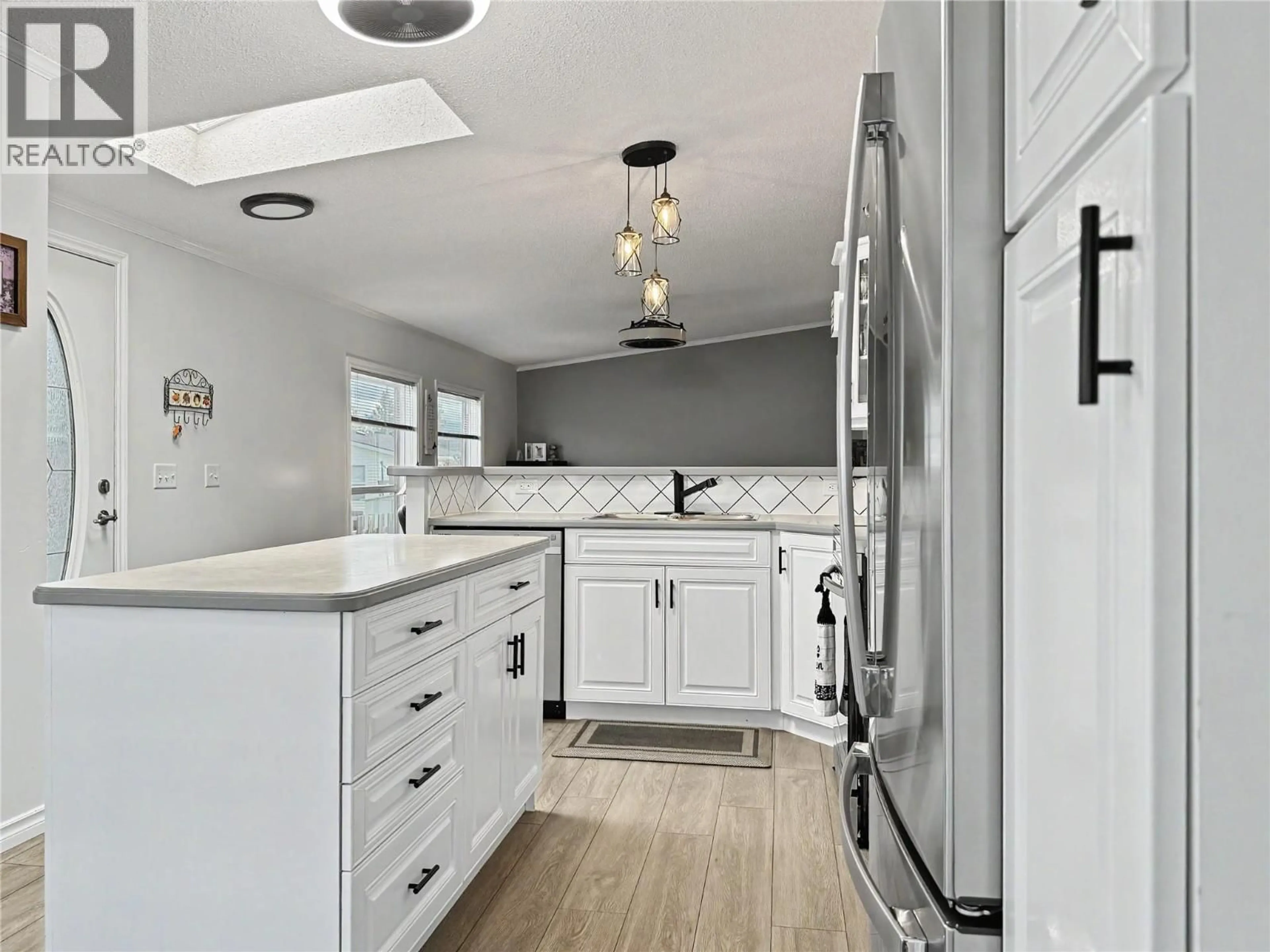 Contemporary kitchen, ceramic/tile floor for 355 MISSION CRESCENT, Cranbrook British Columbia V1C6S5