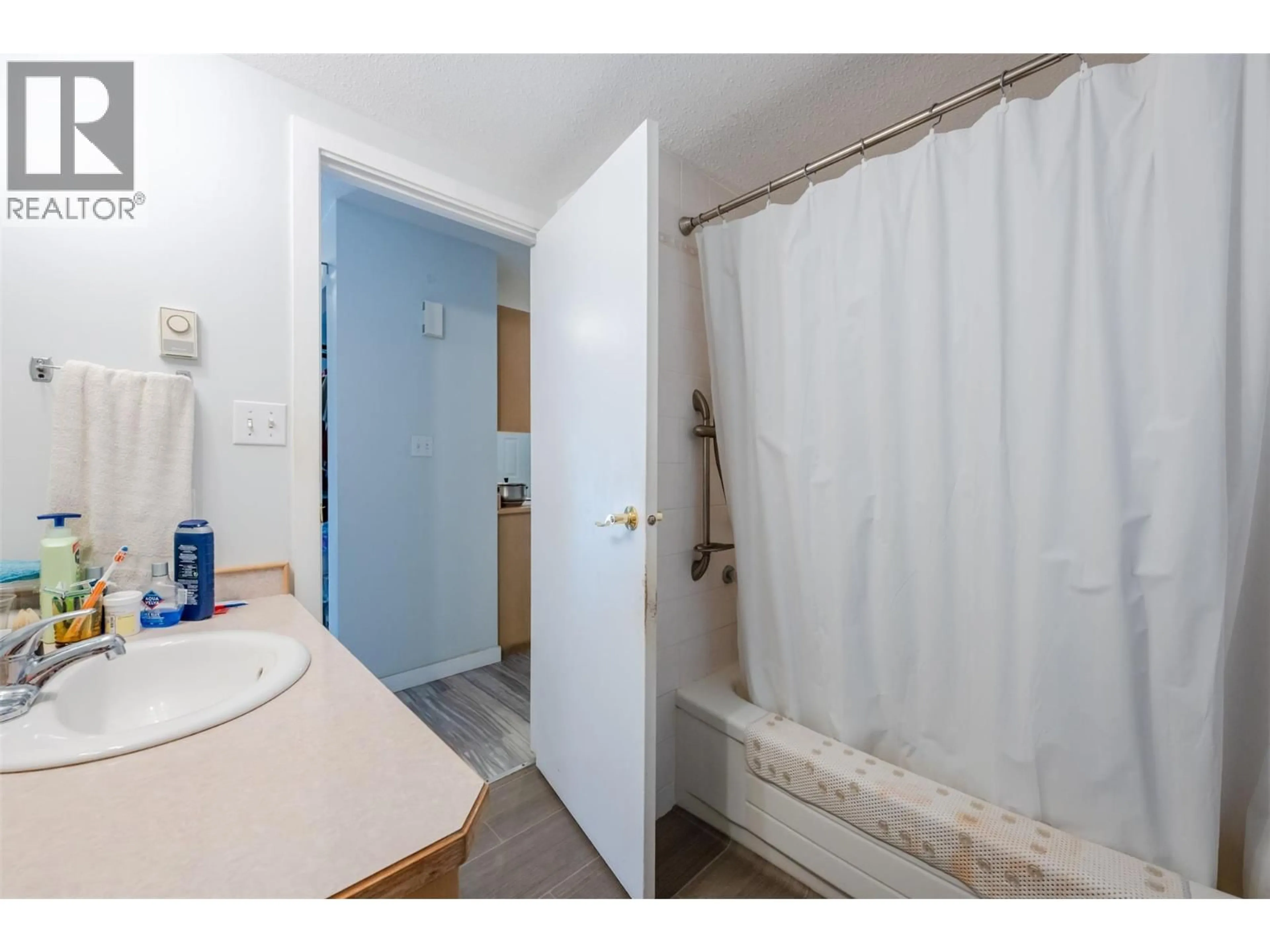 Standard bathroom, unknown for 103 - 872 FAIRVIEW ROAD, Penticton British Columbia V2A5Y8