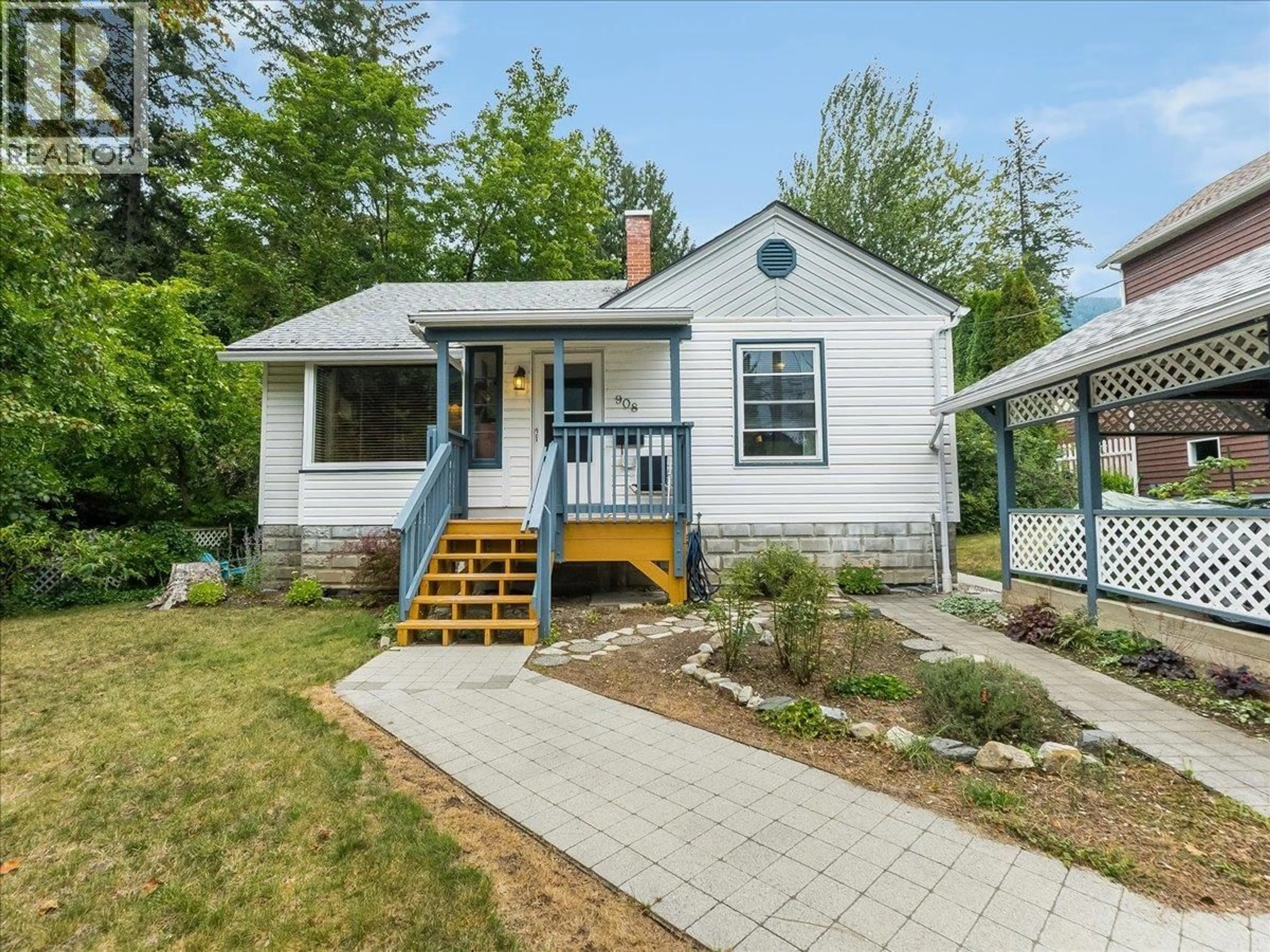Home with vinyl exterior material, street for 908 FIFTH STREET, Nelson British Columbia V1L2X8
