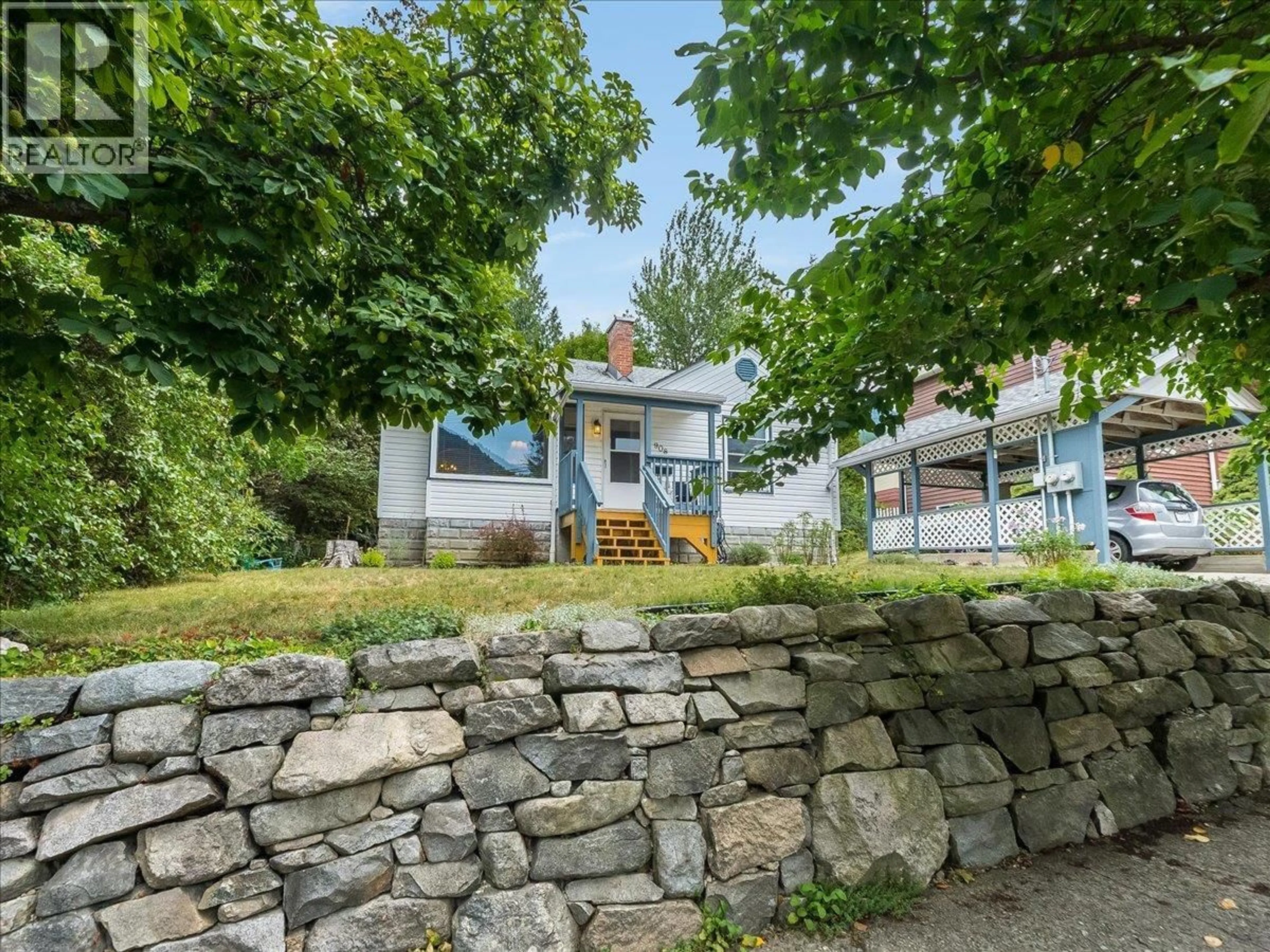 A pic from outside/outdoor area/front of a property/back of a property/a pic from drone, street for 908 FIFTH STREET, Nelson British Columbia V1L2X8