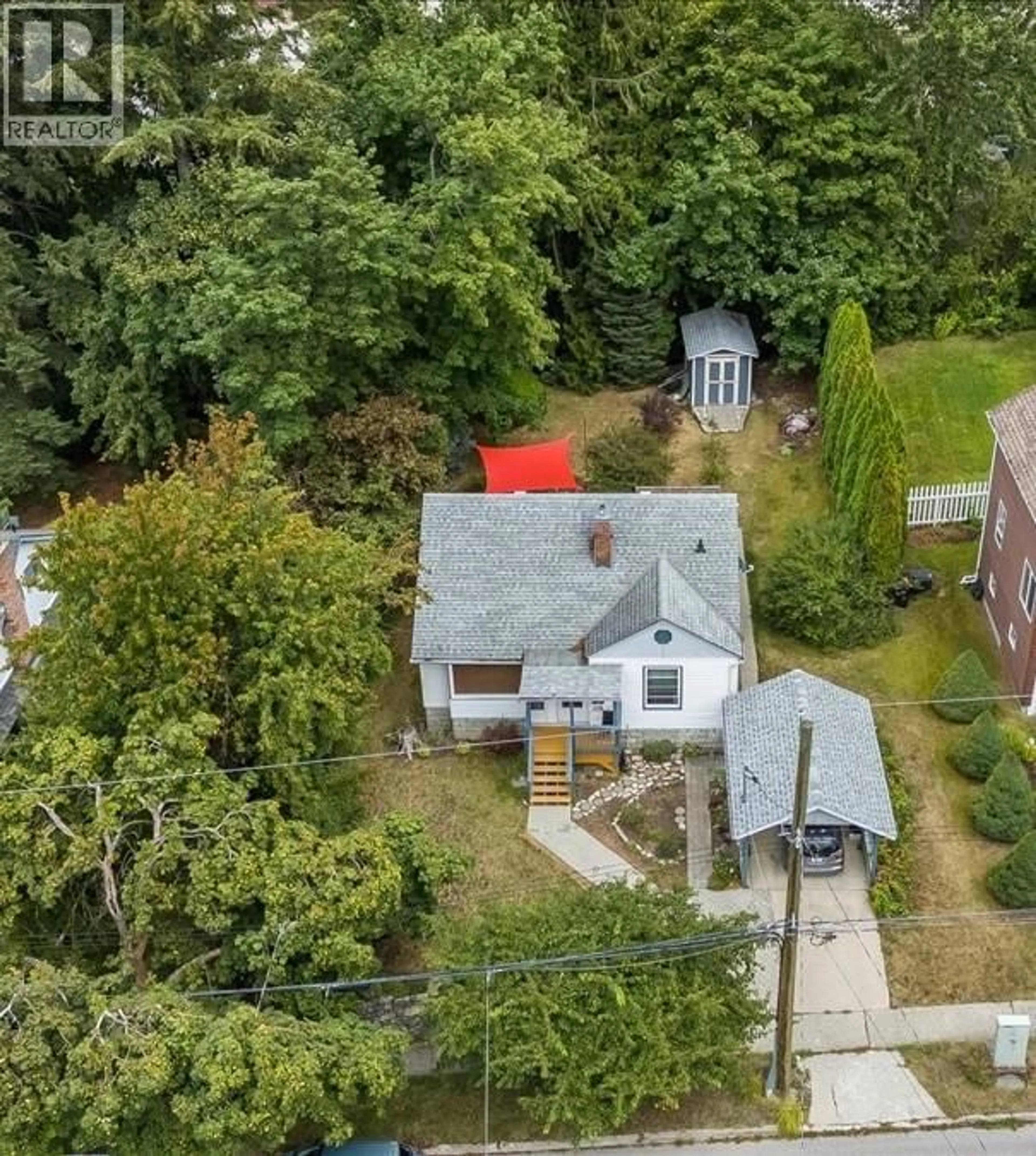 A pic from outside/outdoor area/front of a property/back of a property/a pic from drone, street for 908 FIFTH STREET, Nelson British Columbia V1L2X8