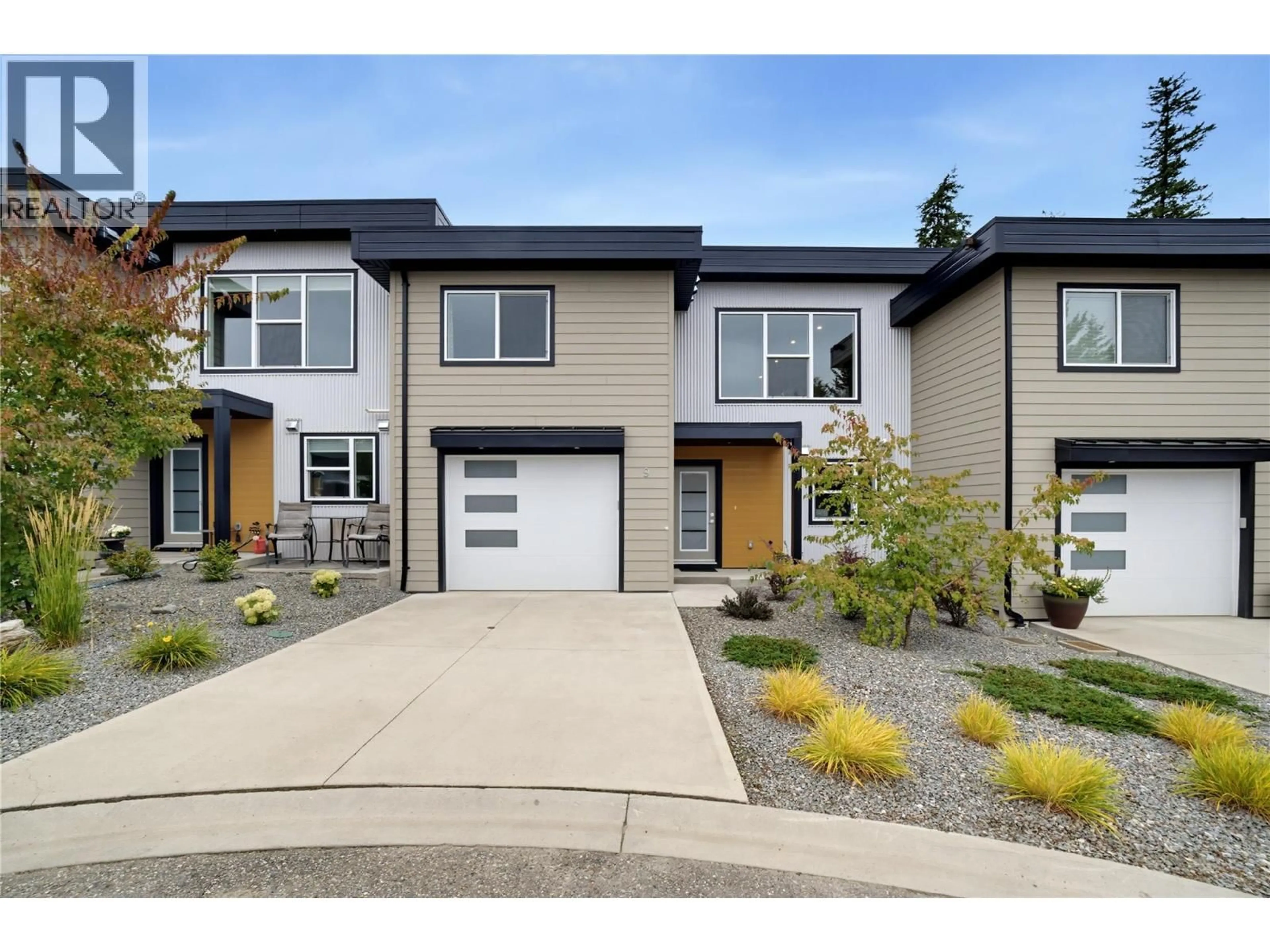 Home with vinyl exterior material, street for 9 - 2810 15 AVENUE NORTHEAST, Salmon Arm British Columbia V1E3B8