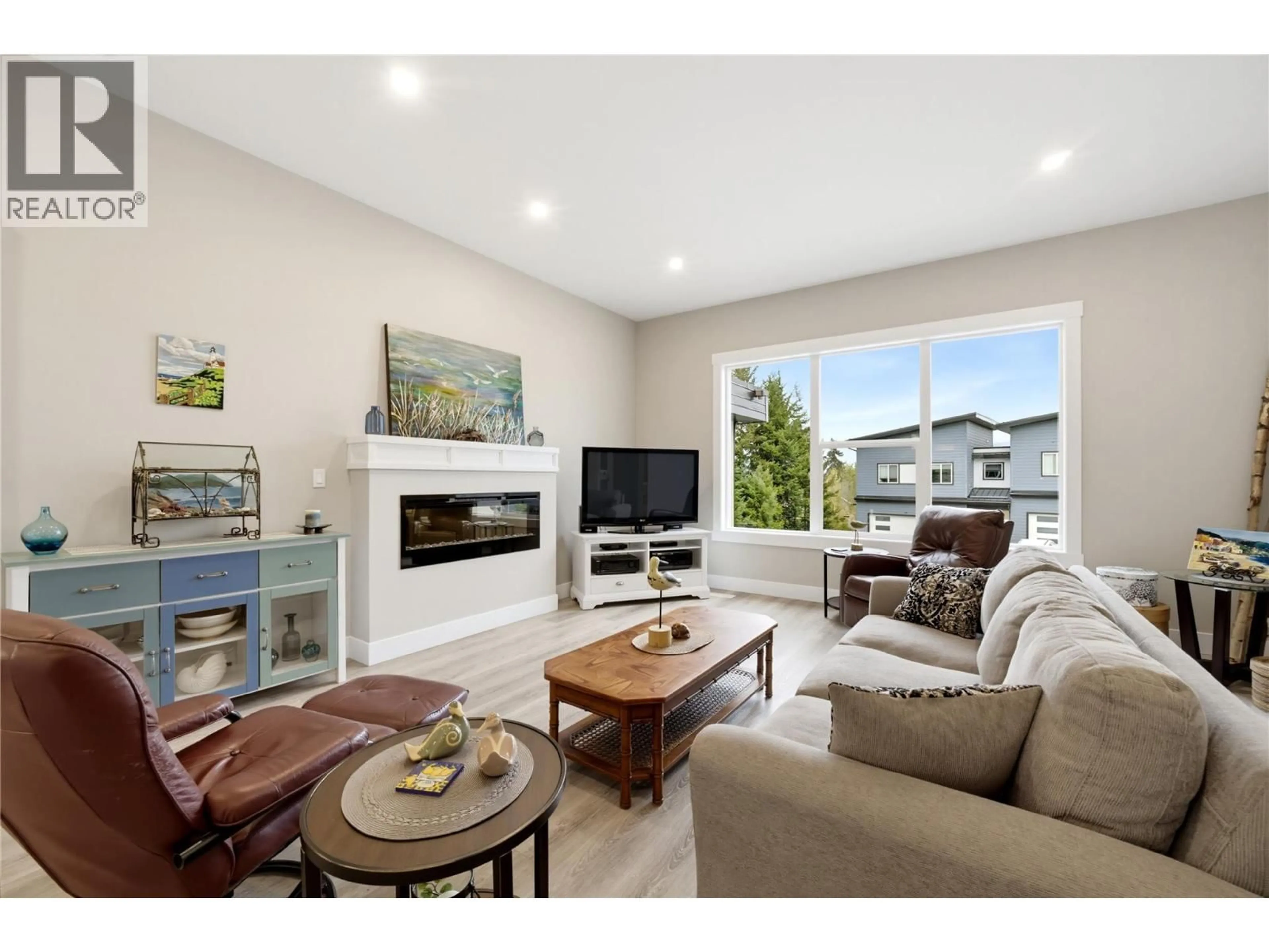 Living room with furniture, wood/laminate floor for 9 - 2810 15 AVENUE NORTHEAST, Salmon Arm British Columbia V1E3B8