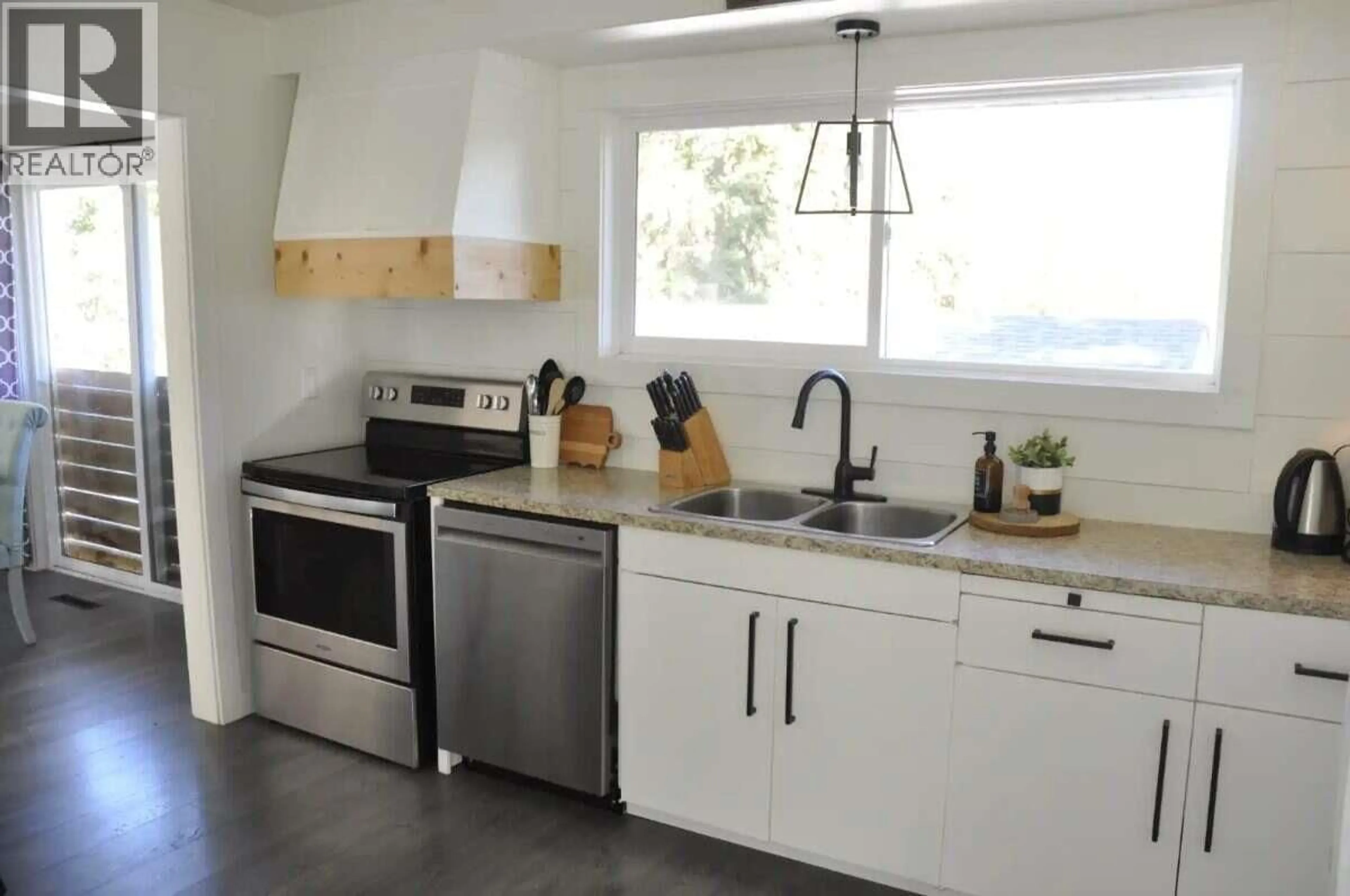 Open concept kitchen, unknown for 107 PRINCE AVENUE, Castlegar British Columbia V1N1C7