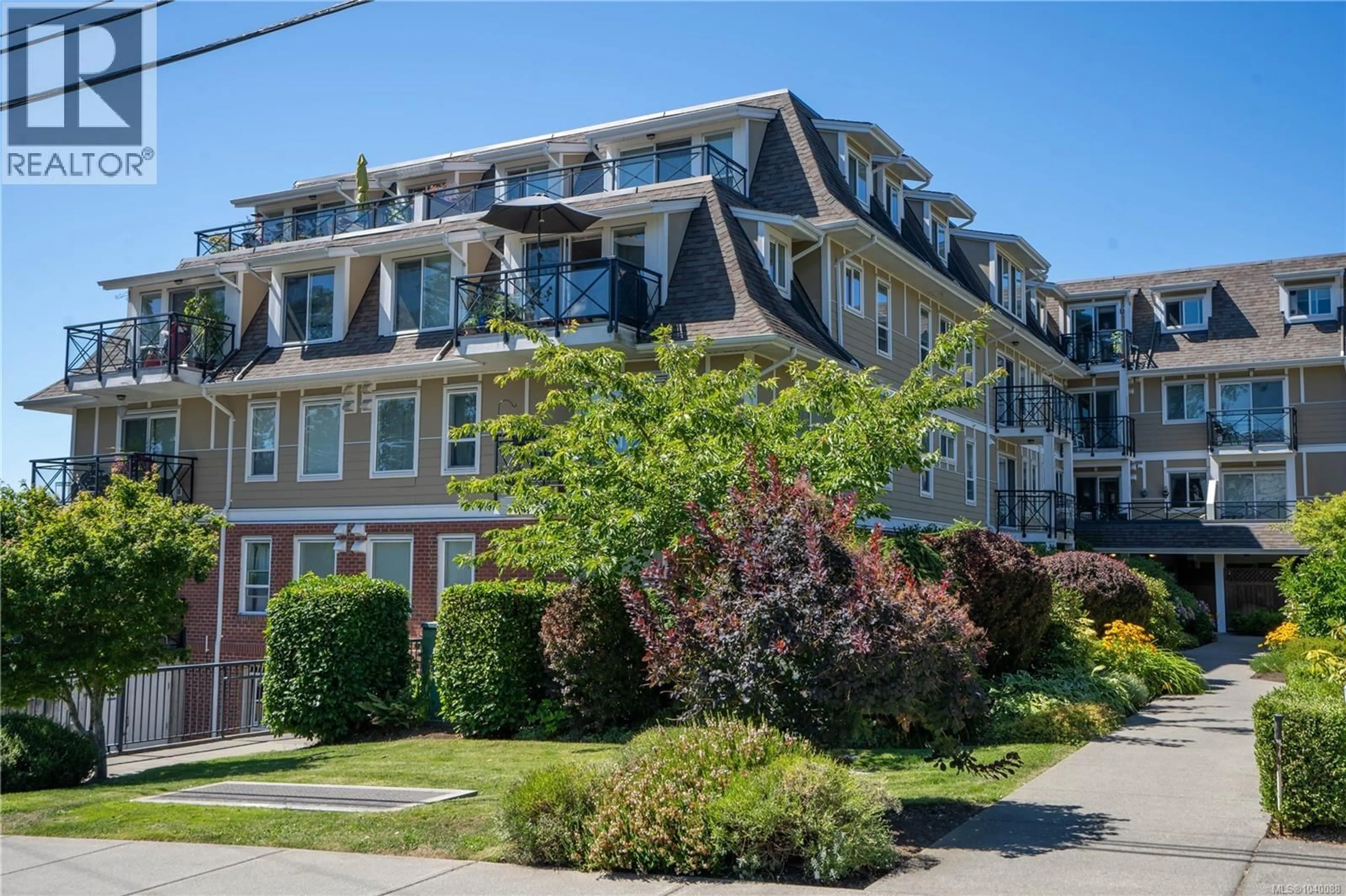 Patio, street for 204 - 4536 VIEWMONT AVENUE, Saanich British Columbia V8Z5L2
