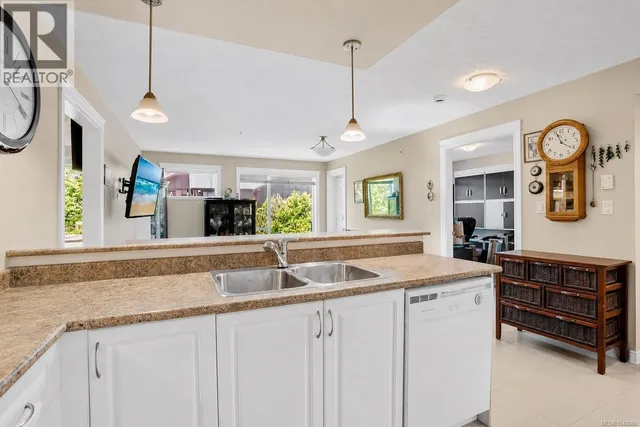 204 - 4536 VIEWMONT AVENUE, Saanich 5
