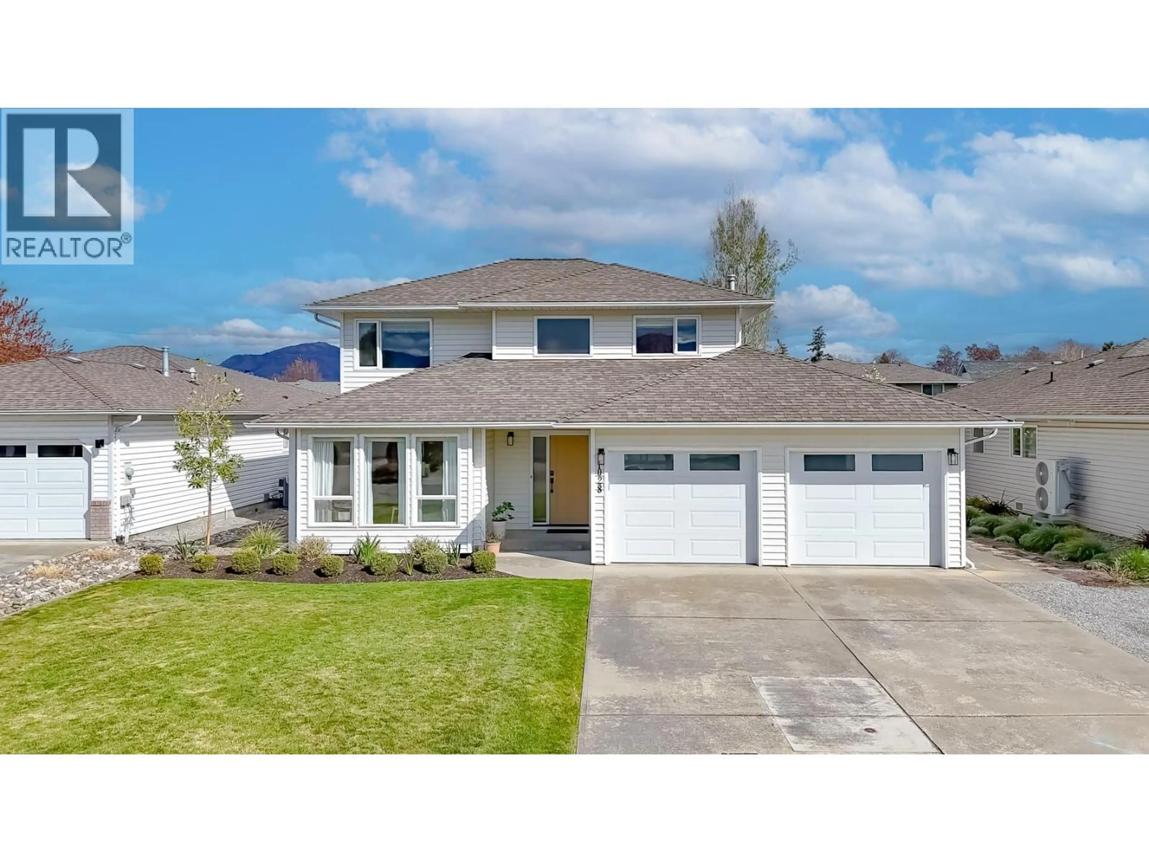 Home with vinyl exterior material, street for 1028 CUSHING COURT, Kelowna British Columbia V1Y8W7