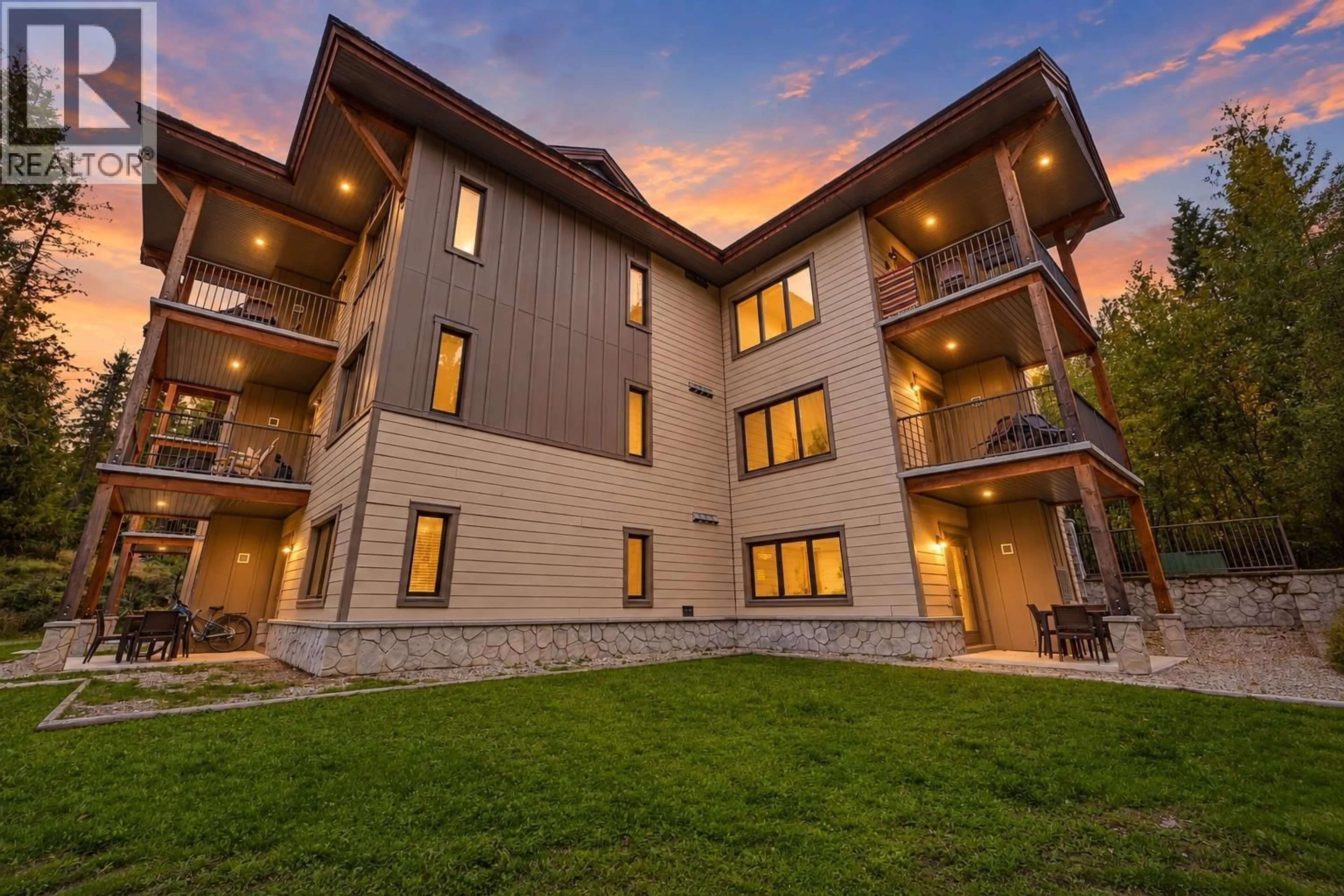 Patio, building for 216 - 16310 WOOLGAR ROAD, Crawford Bay British Columbia V0B1E0