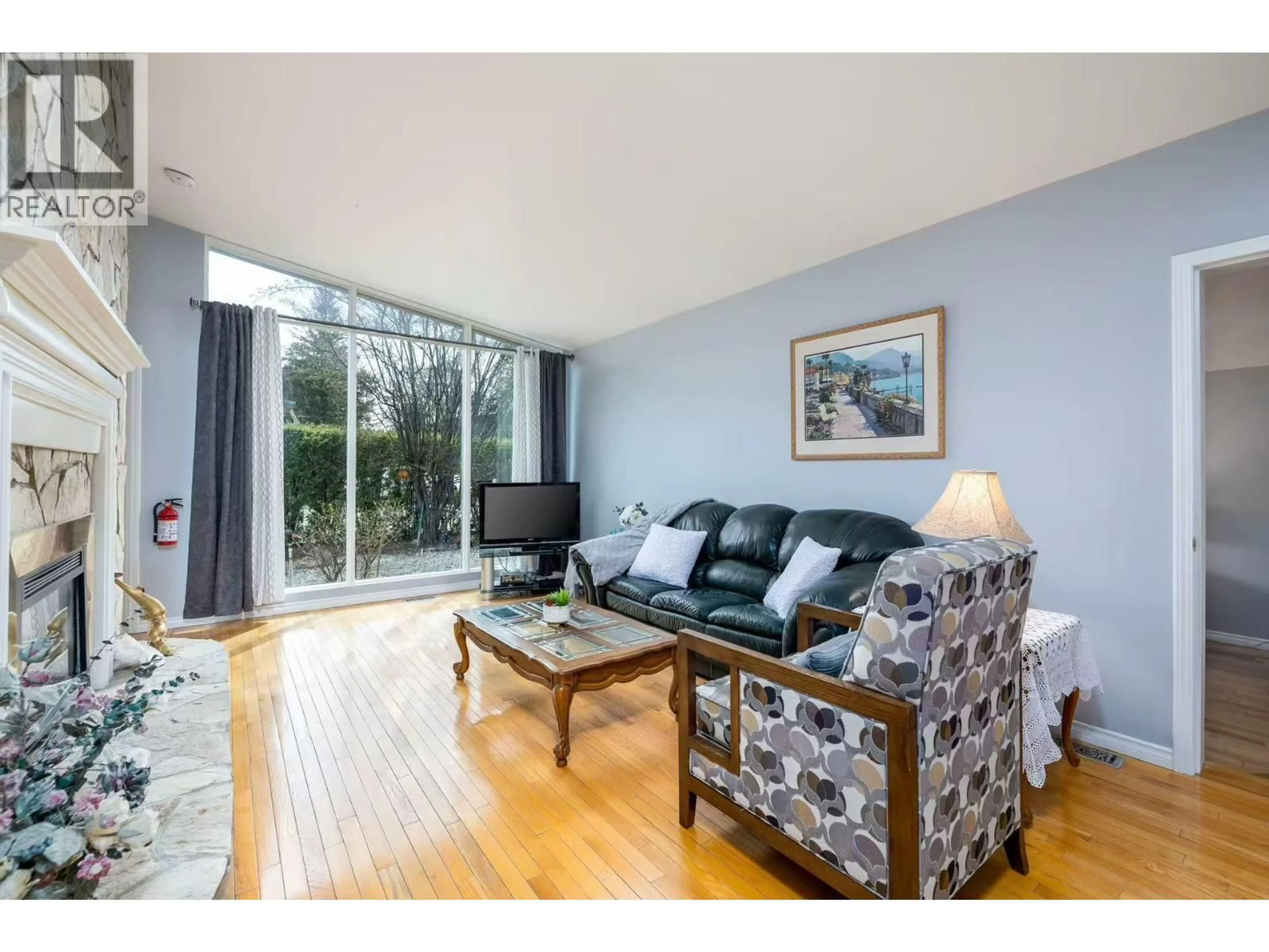 Living room with furniture, wood/laminate floor for 1201 KELGLEN CRESCENT, Kelowna British Columbia V1Y6K4