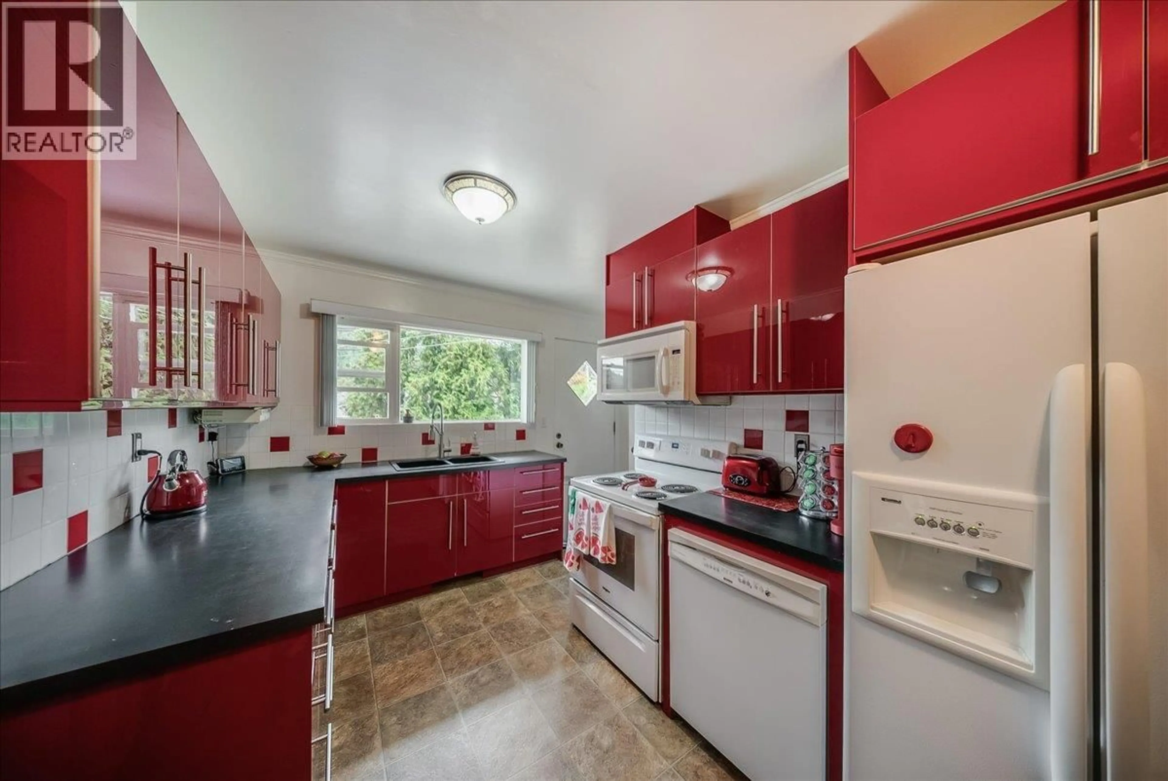 Standard kitchen, ceramic/tile floor for 678 SCHOFIELD HIGHWAY, Warfield British Columbia V1R2G8