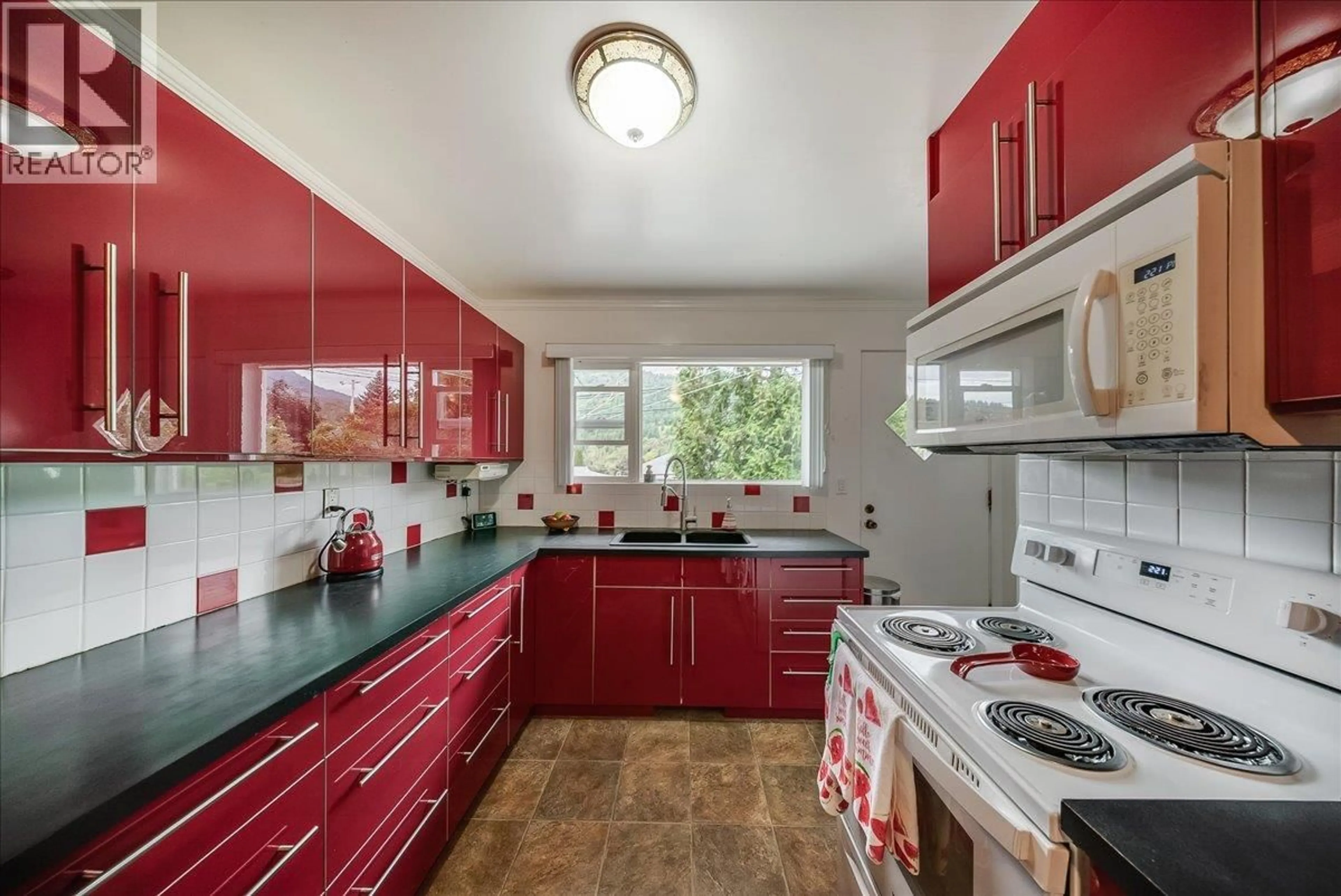 Standard kitchen, ceramic/tile floor for 678 SCHOFIELD HIGHWAY, Warfield British Columbia V1R2G8