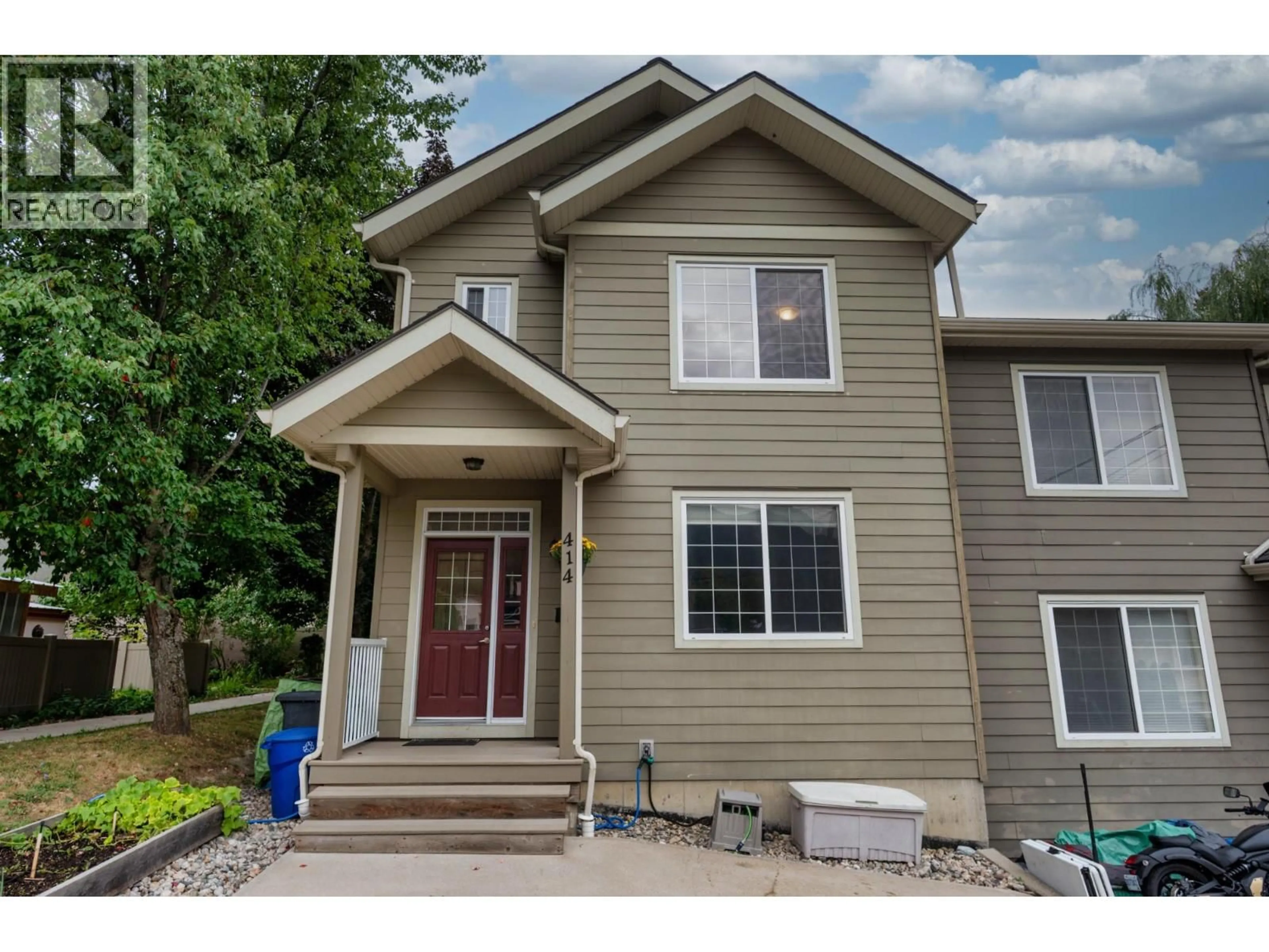 Home with vinyl exterior material, street for 414 BEASLEY STREET WEST, Nelson British Columbia V1L6G9