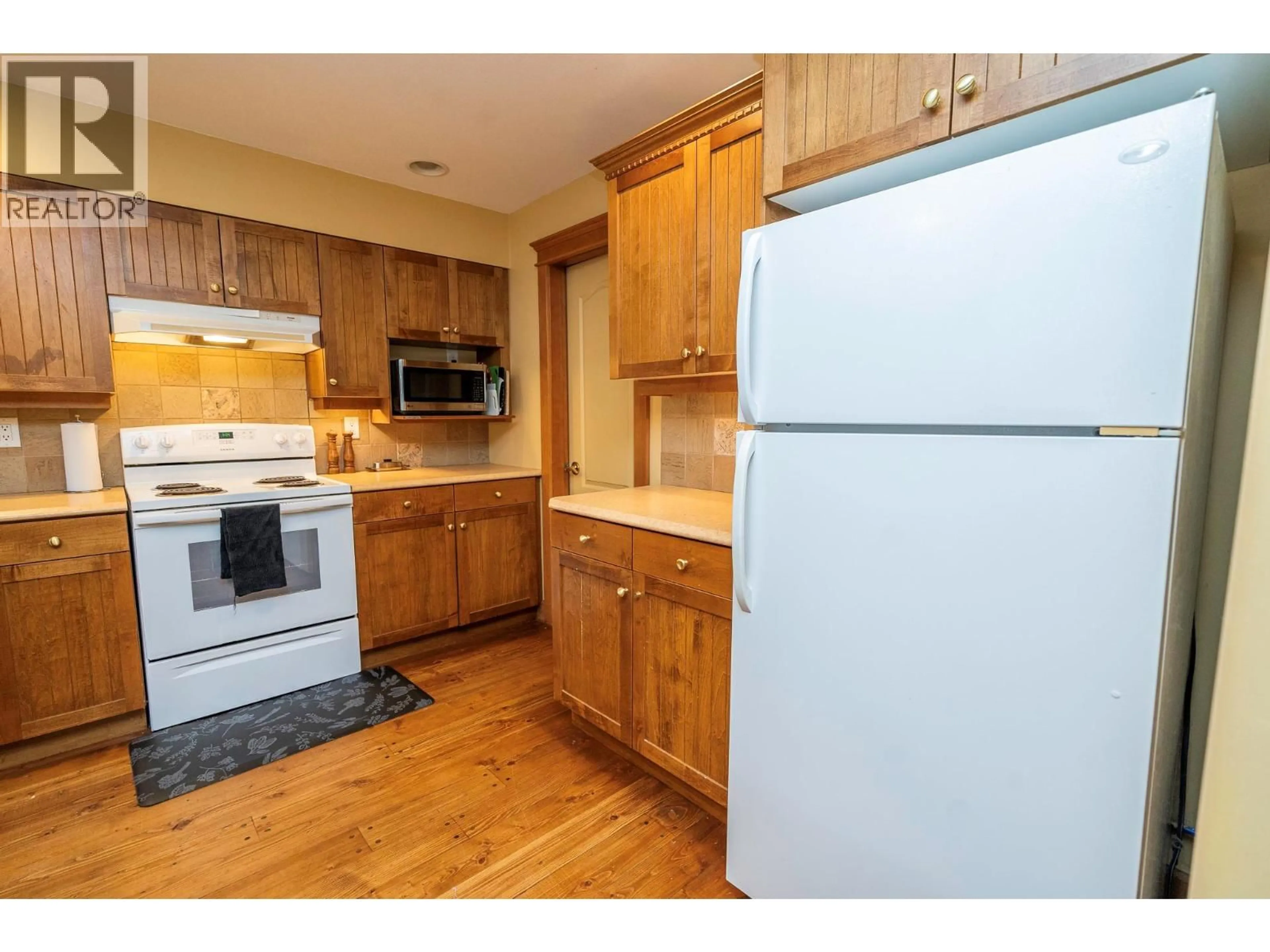 Standard kitchen, wood/laminate floor for 27 - 7640 PORCUPINE ROAD, Big White British Columbia V1P1P3