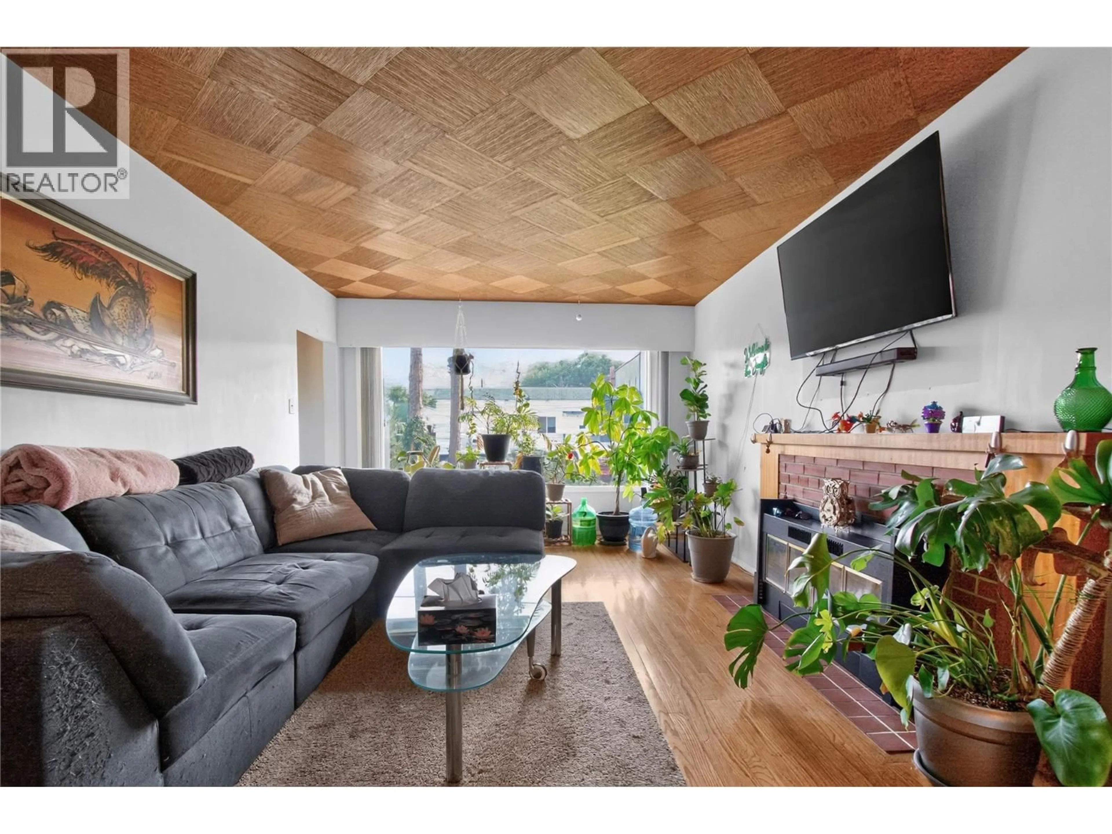 Living room with furniture, wood/laminate floor for 689 ELLIS STREET, Penticton British Columbia V2A4M5