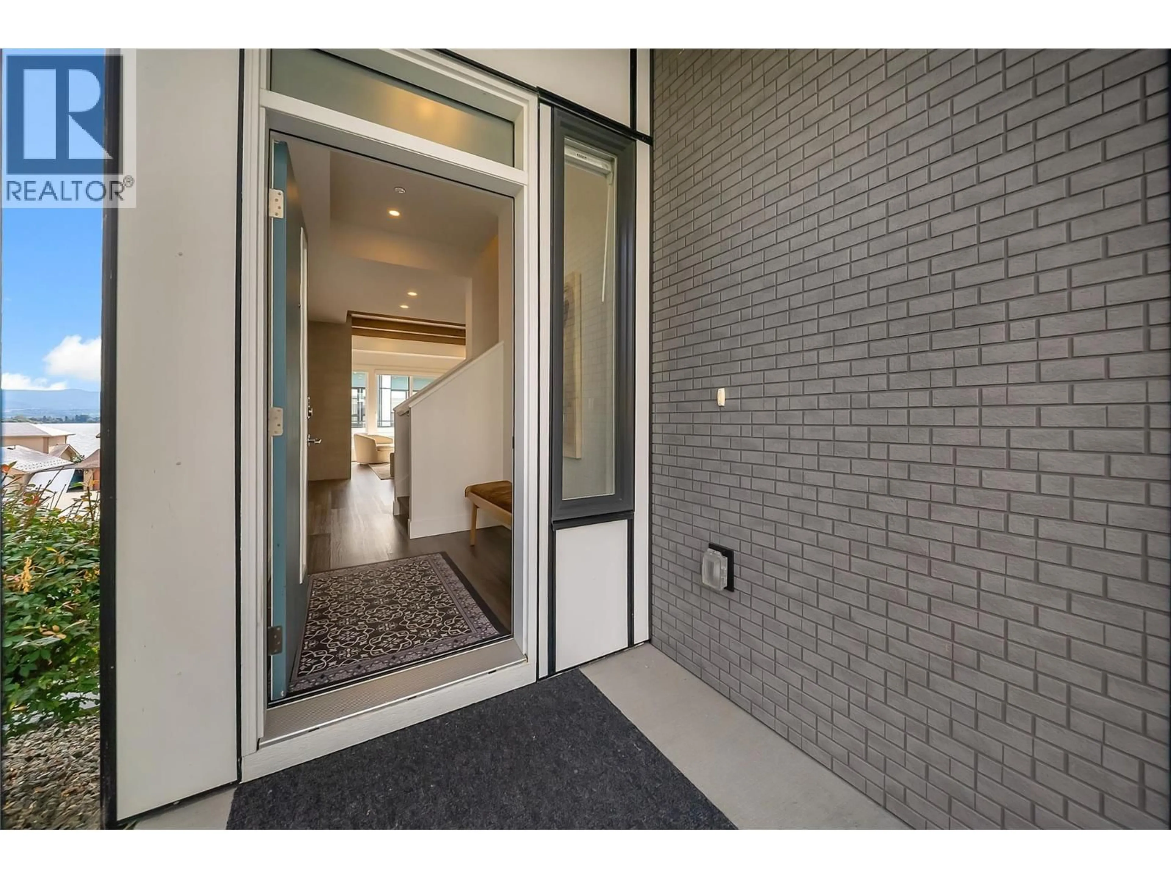 Indoor foyer for 154 - 2100 CAMPBELL PLACE, West Kelowna British Columbia V1Z1T3