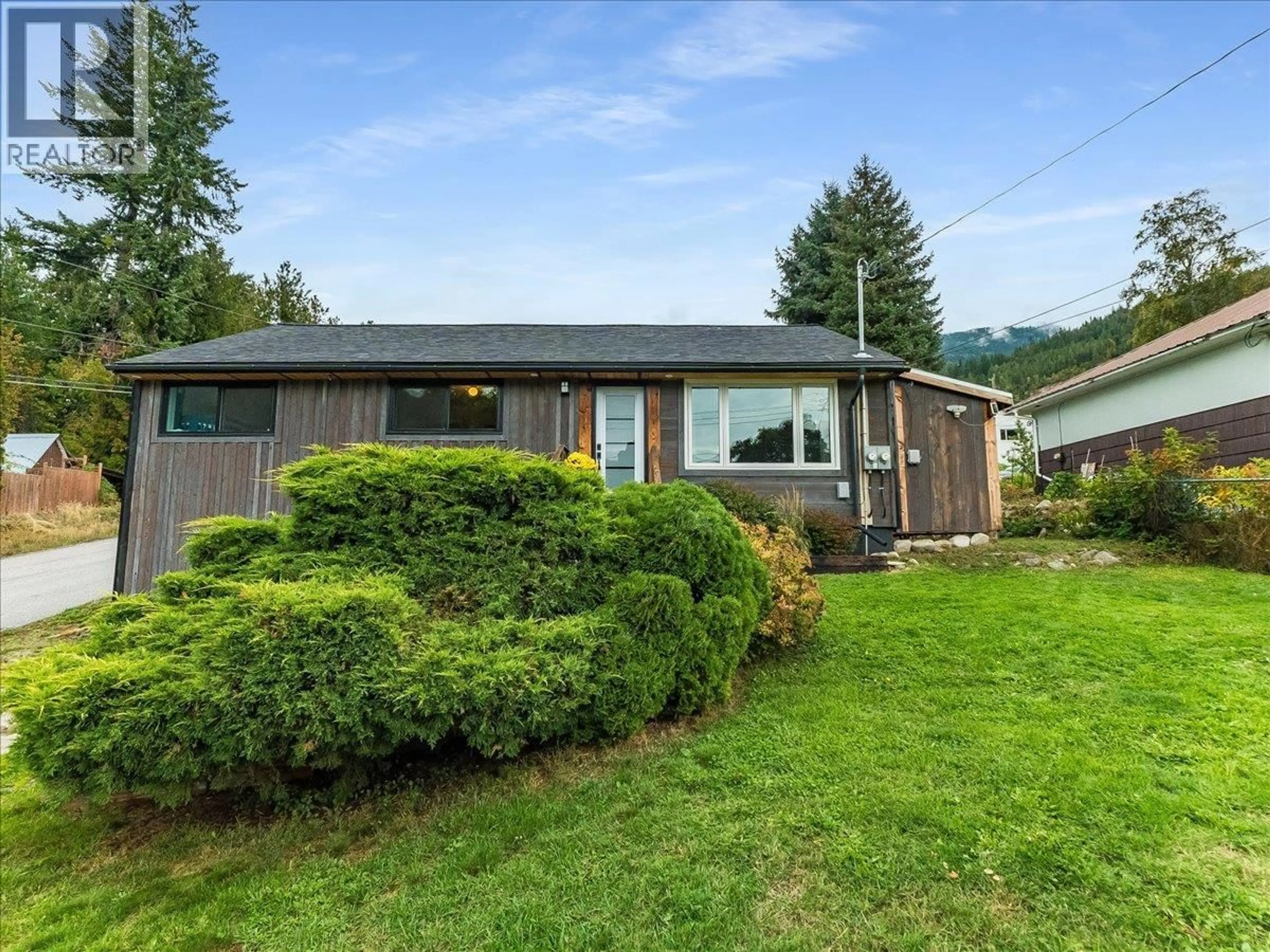 Home with vinyl exterior material, mountain view for 622 EIGHTH STREET, Nelson British Columbia V1L3A7