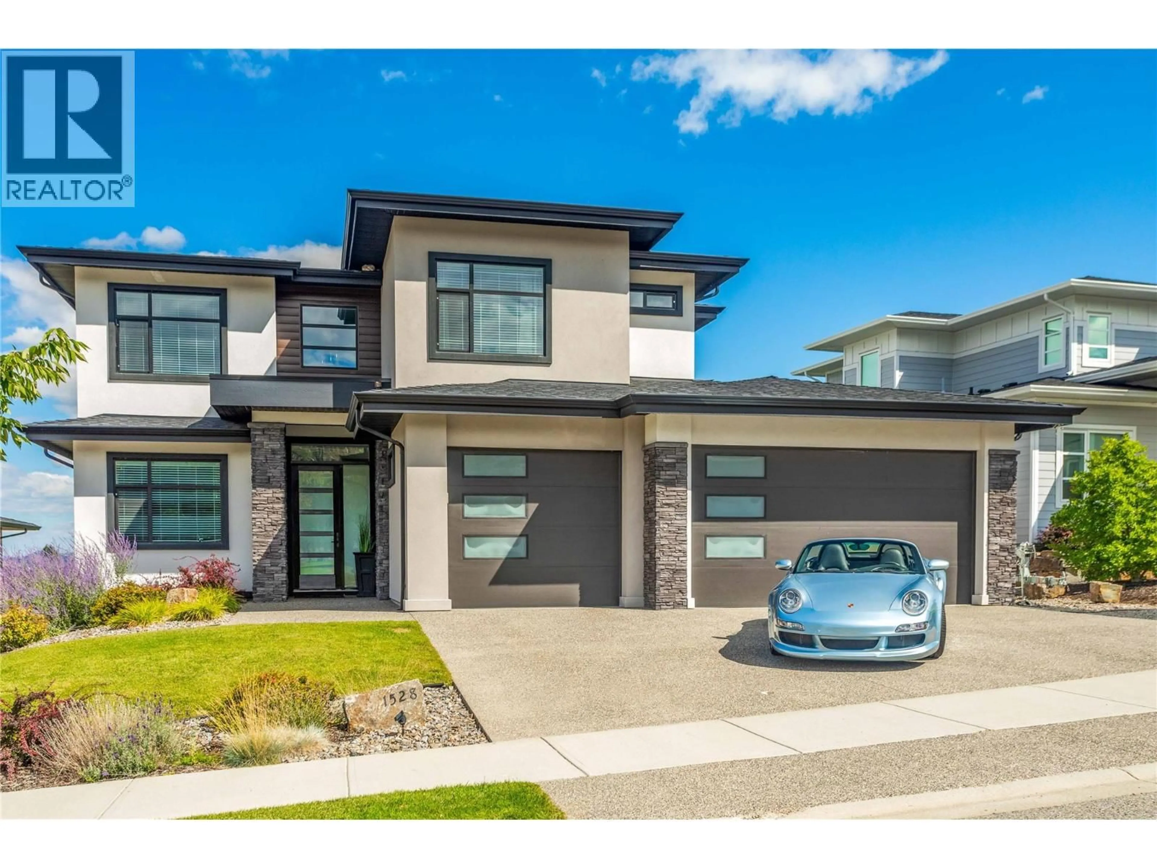 Home with vinyl exterior material, street for 1528 FAWN RUN DRIVE, Kelowna British Columbia V1W5L3