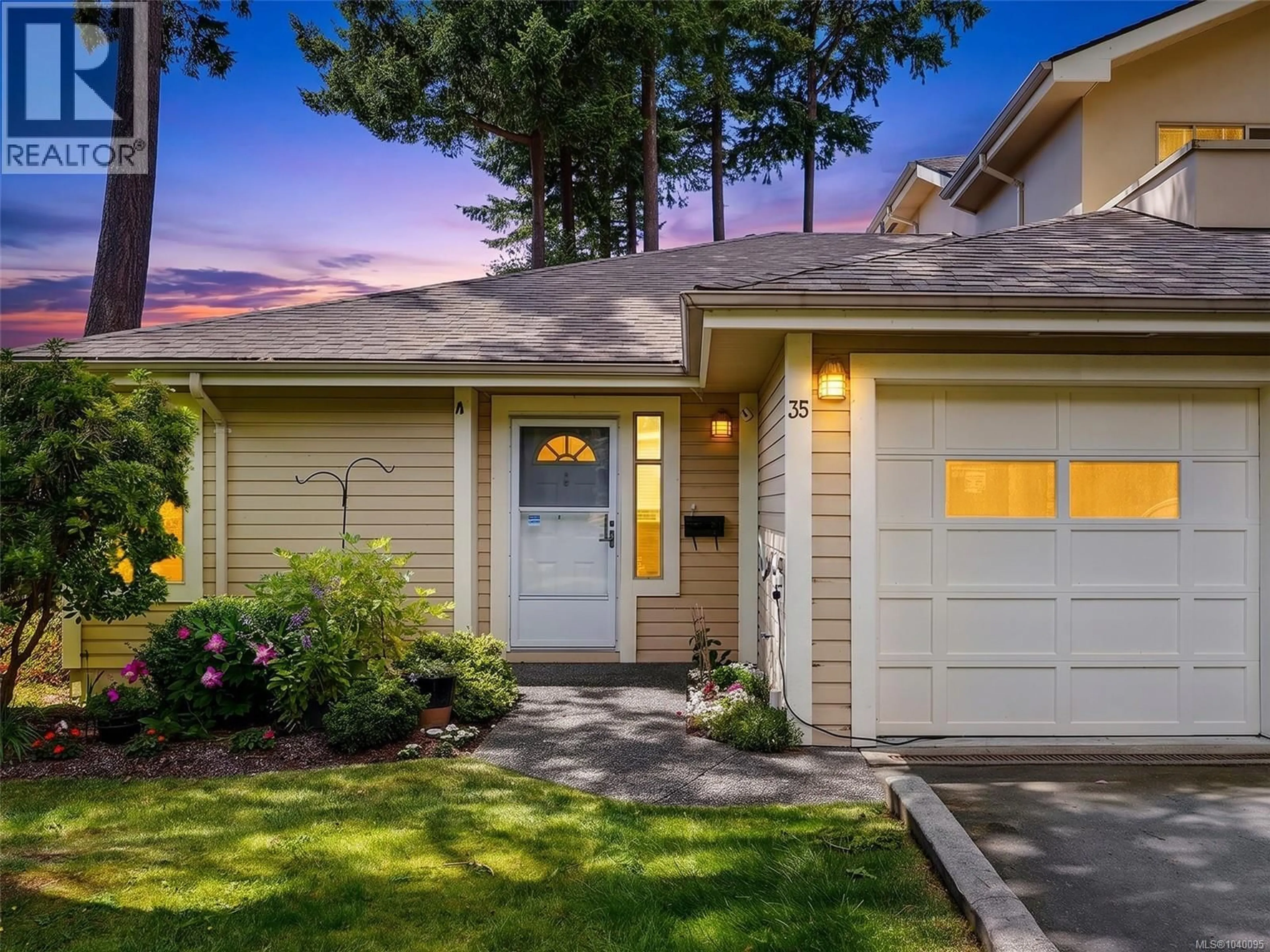 Home with vinyl exterior material, street for 35 - 909 ADMIRALS ROAD, Esquimalt British Columbia V9A2P1
