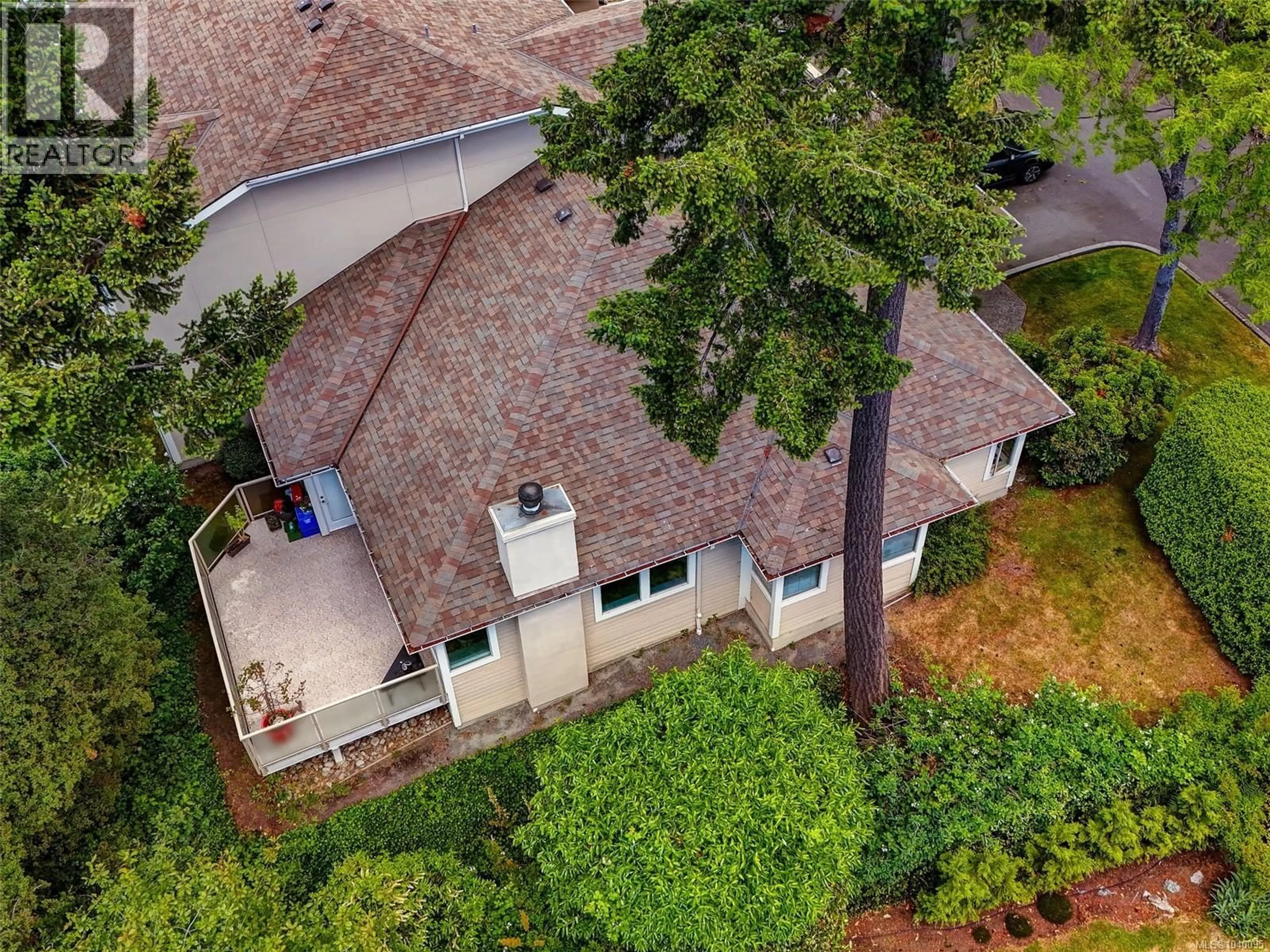 A pic from outside/outdoor area/front of a property/back of a property/a pic from drone, unknown for 35 - 909 ADMIRALS ROAD, Esquimalt British Columbia V9A2P1