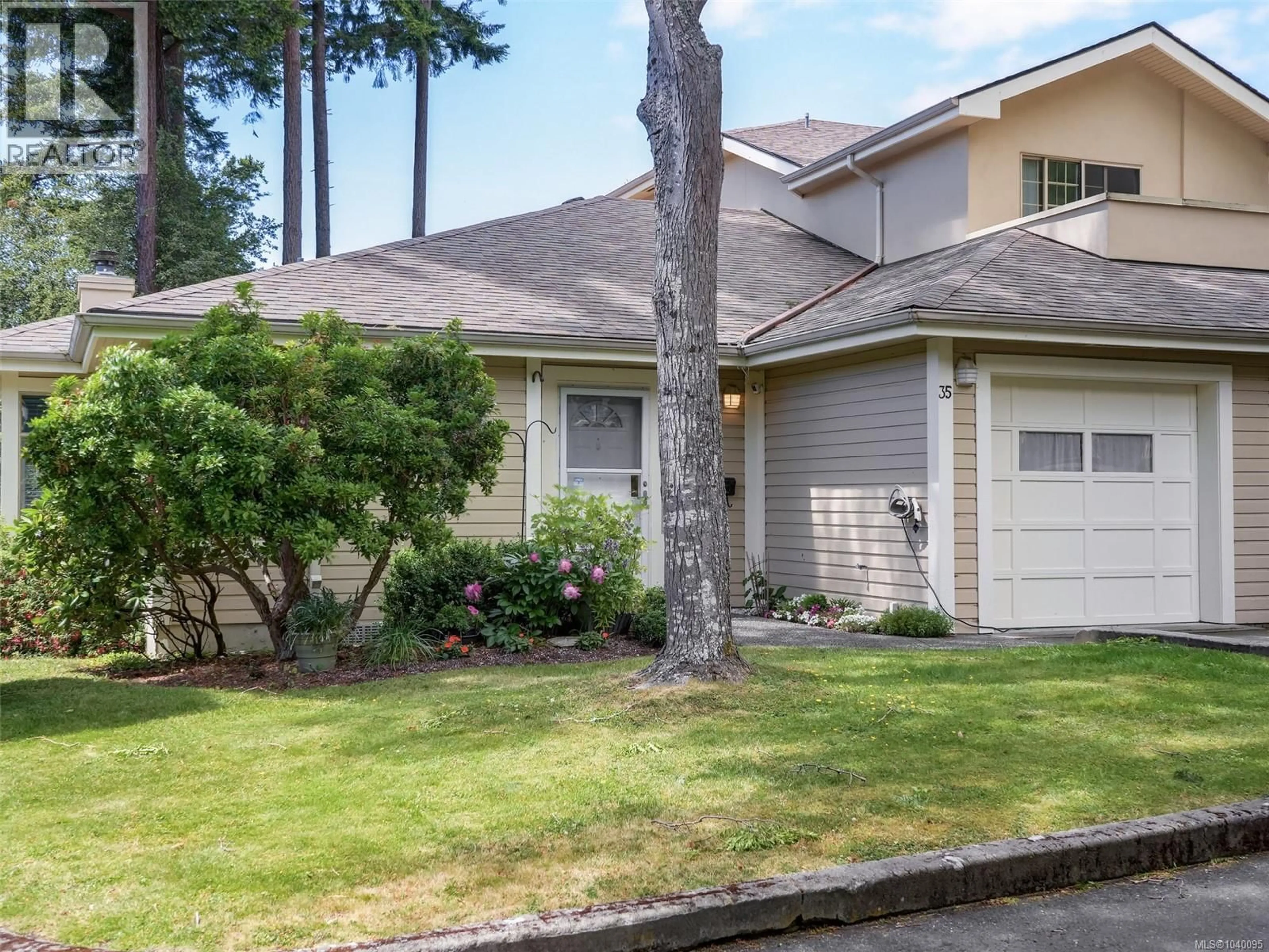 Home with vinyl exterior material, street for 35 - 909 ADMIRALS ROAD, Esquimalt British Columbia V9A2P1