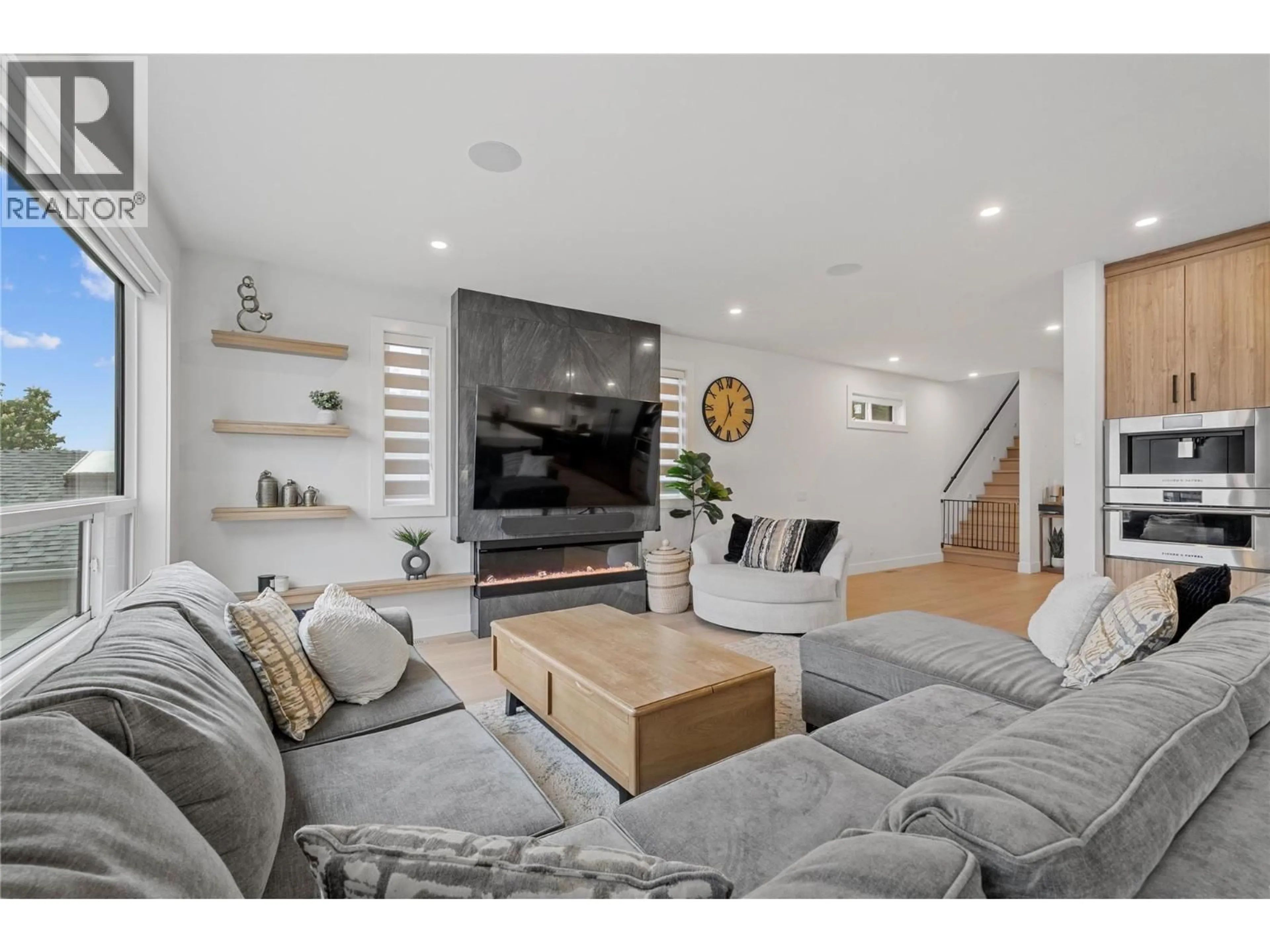 Living room with furniture, unknown for 389 MOUBRAY ROAD, Kelowna British Columbia V1V1R4