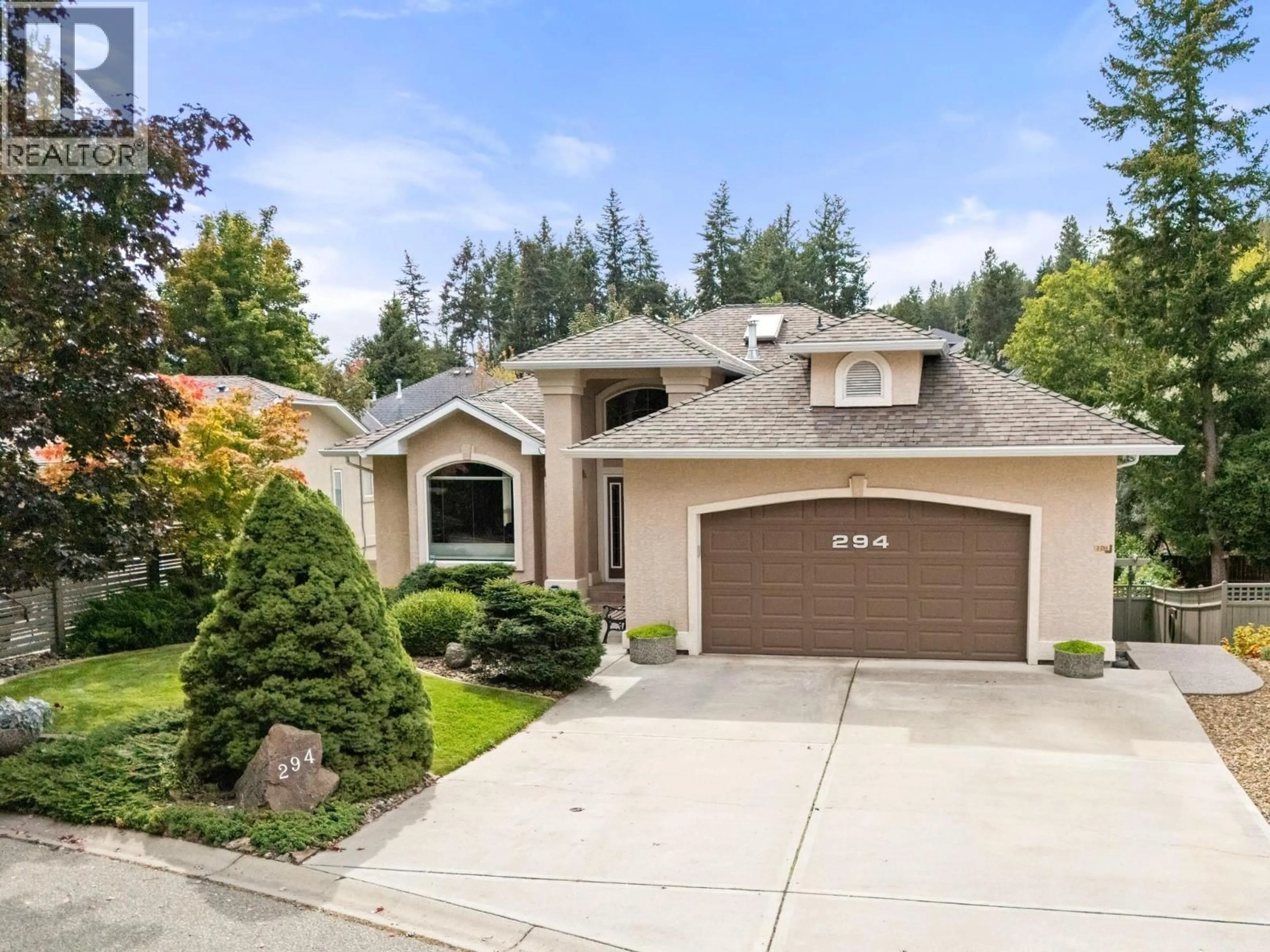 Home with vinyl exterior material, street for 294 KNIGHTSBRIDGE WAY, Kelowna British Columbia V1V2A9