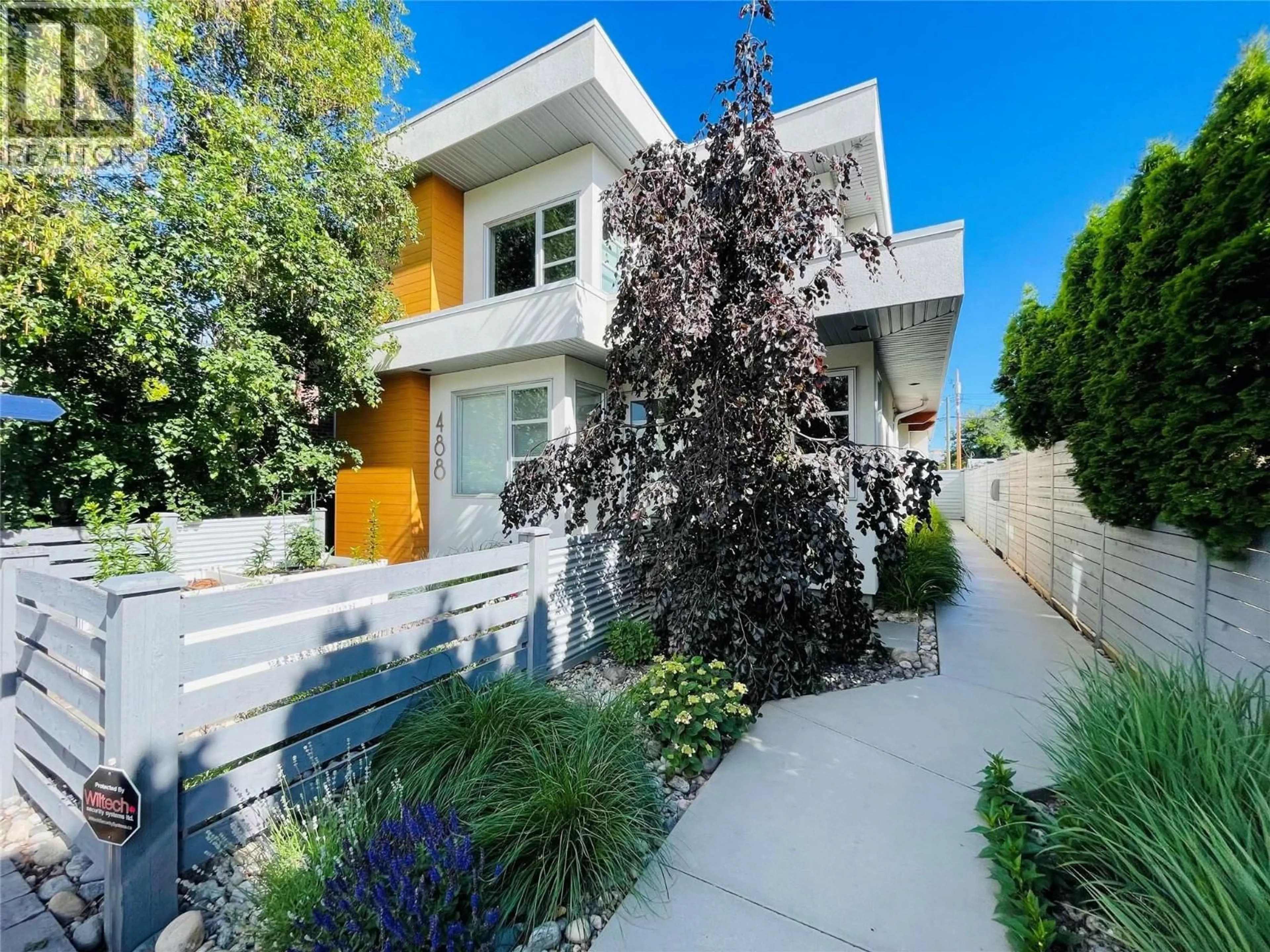 A pic from outside/outdoor area/front of a property/back of a property/a pic from drone, street for 488 MORRISON AVENUE, Kelowna British Columbia V1Y5E2