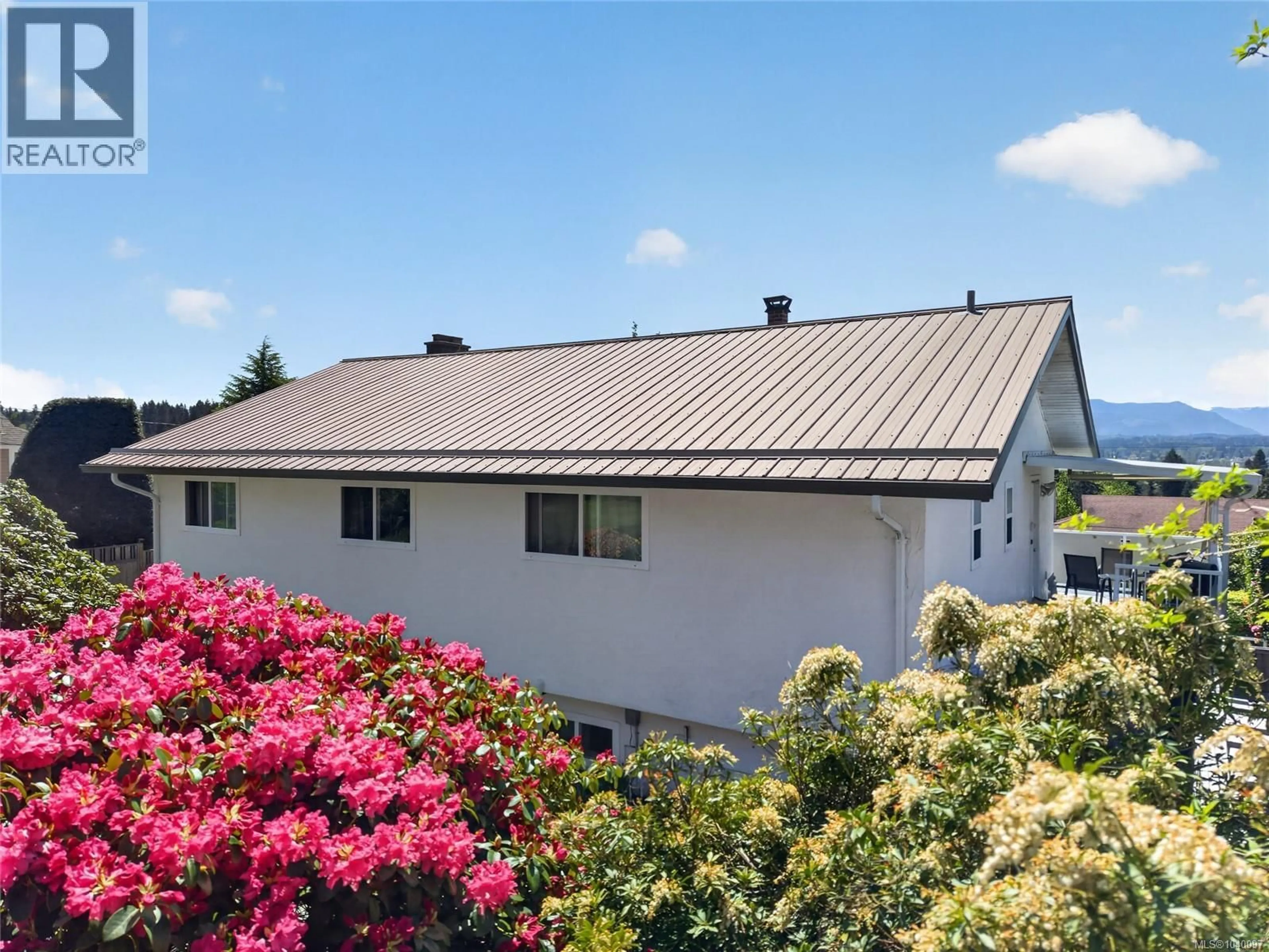 A pic from outside/outdoor area/front of a property/back of a property/a pic from drone, unknown for 680 VIEW AVENUE, Courtenay British Columbia V9N5R2