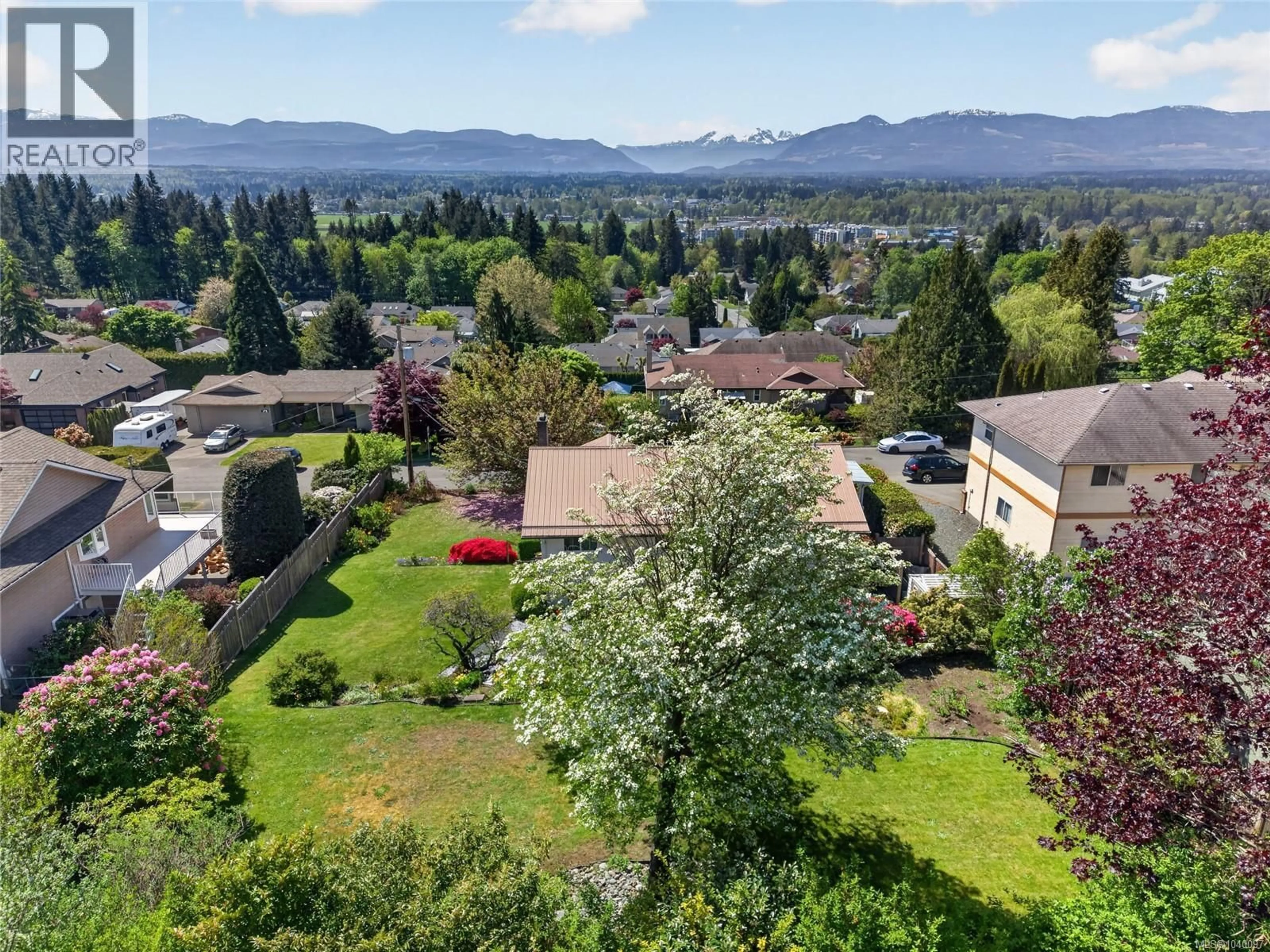 A pic from outside/outdoor area/front of a property/back of a property/a pic from drone, mountain view for 680 VIEW AVENUE, Courtenay British Columbia V9N5R2