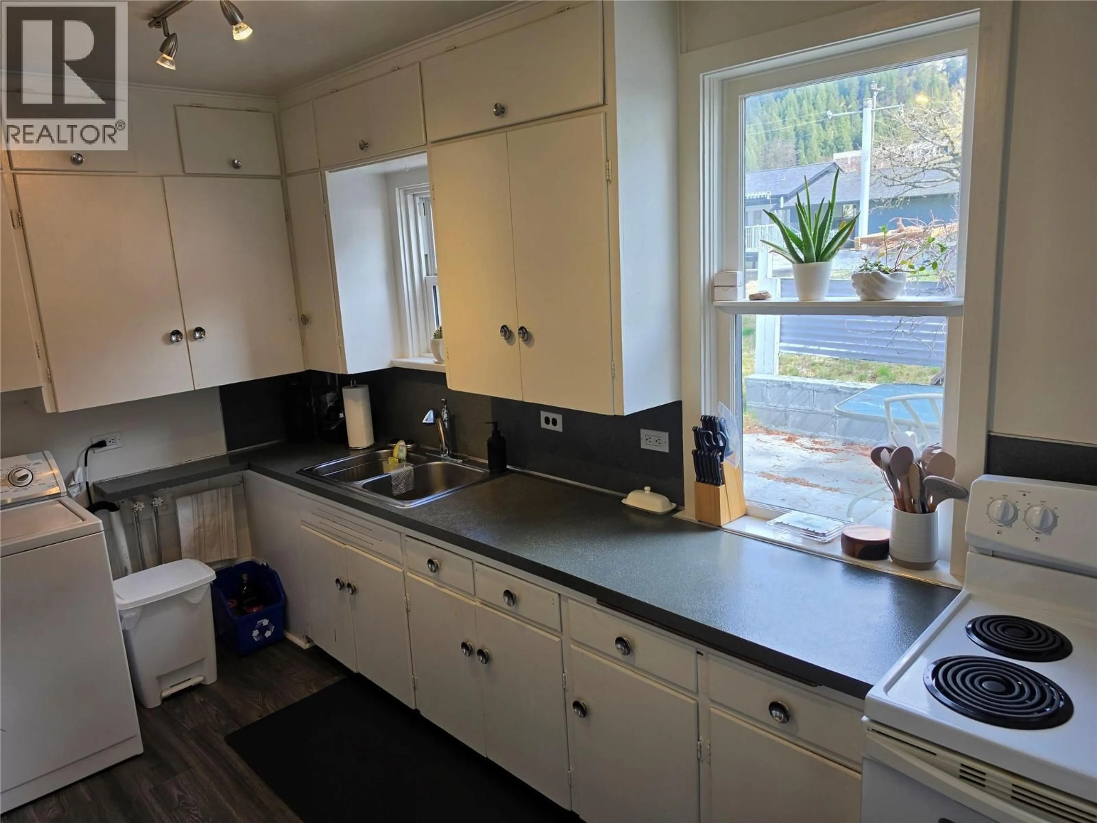 Standard kitchen, unknown for 804 EIGHTH STREET, Nelson British Columbia V1L3B1