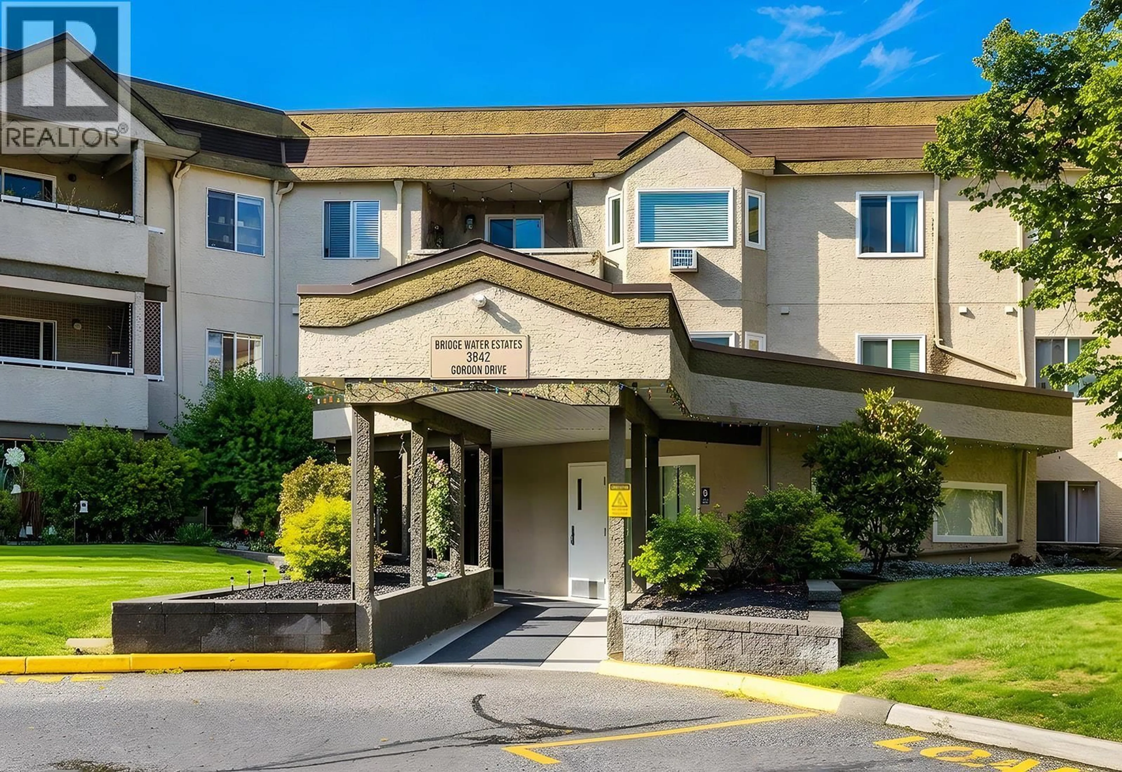 Indoor foyer for 133 - 3842 GORDON DRIVE, Kelowna British Columbia V1W3G5