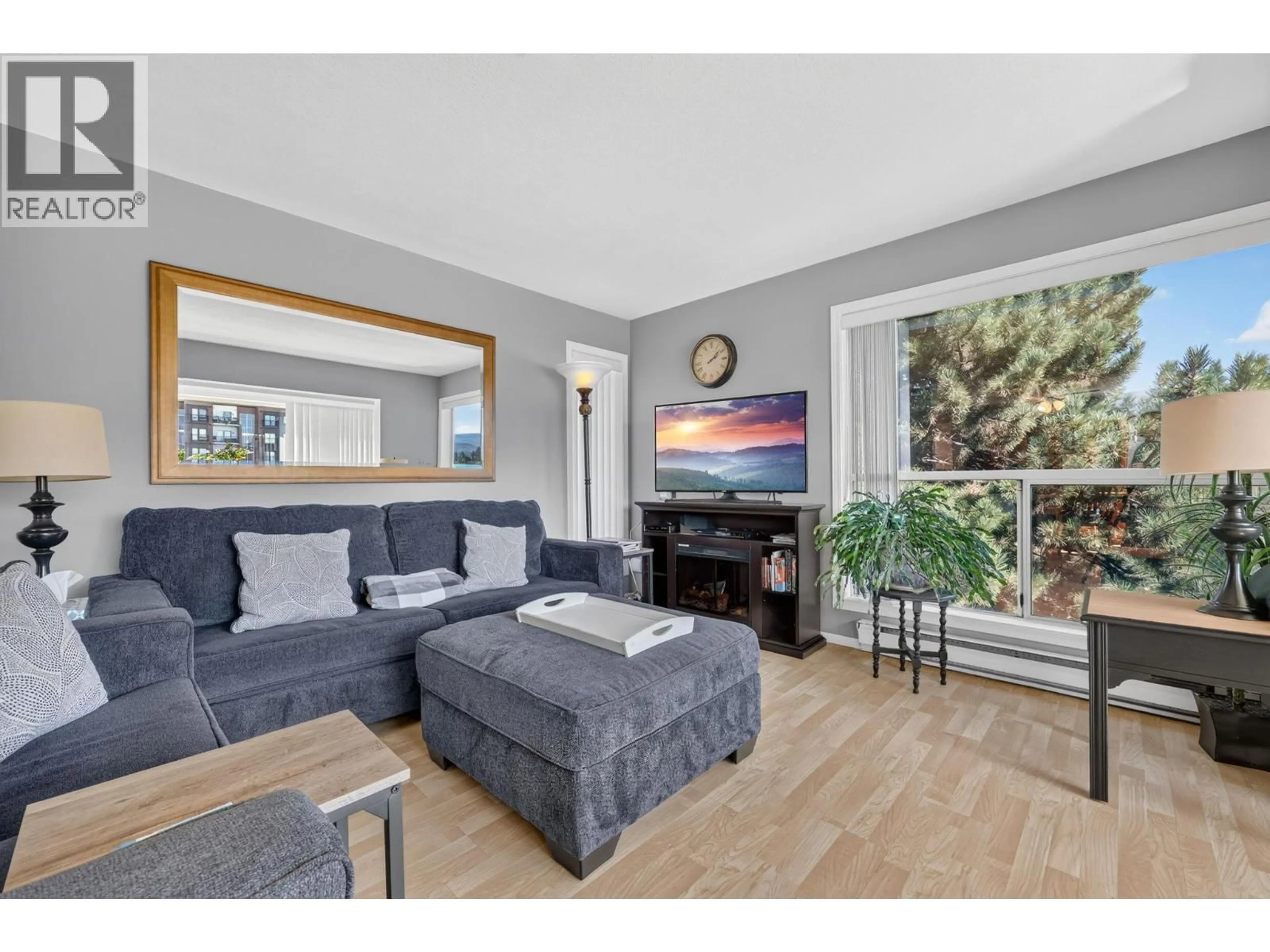 Living room with furniture, wood/laminate floor for 410 - 240 HOLLYWOOD ROAD, Kelowna British Columbia V1X6Y9