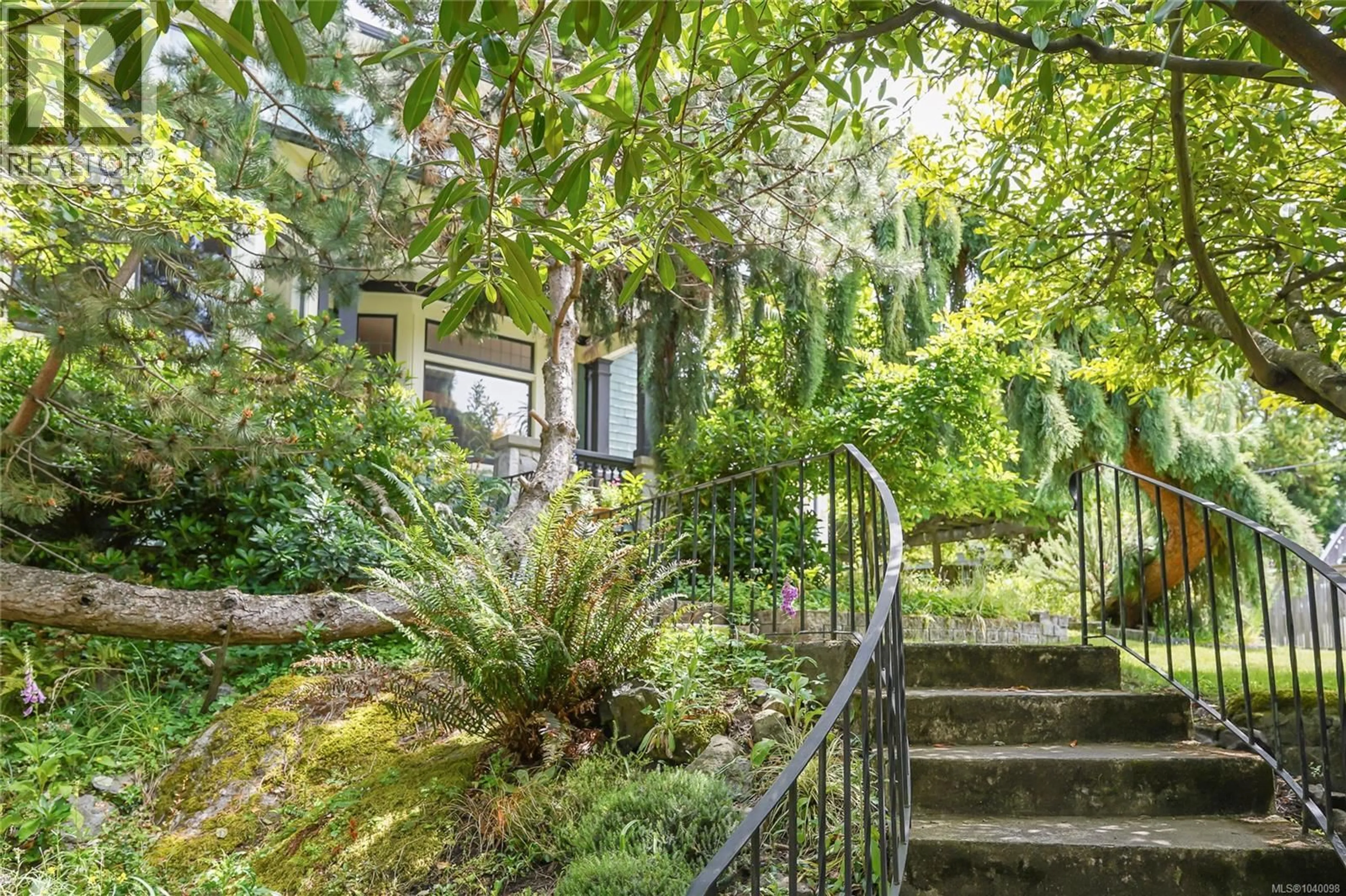 Patio, street for 1377 ROCKLAND AVENUE, Victoria British Columbia V8S1V7
