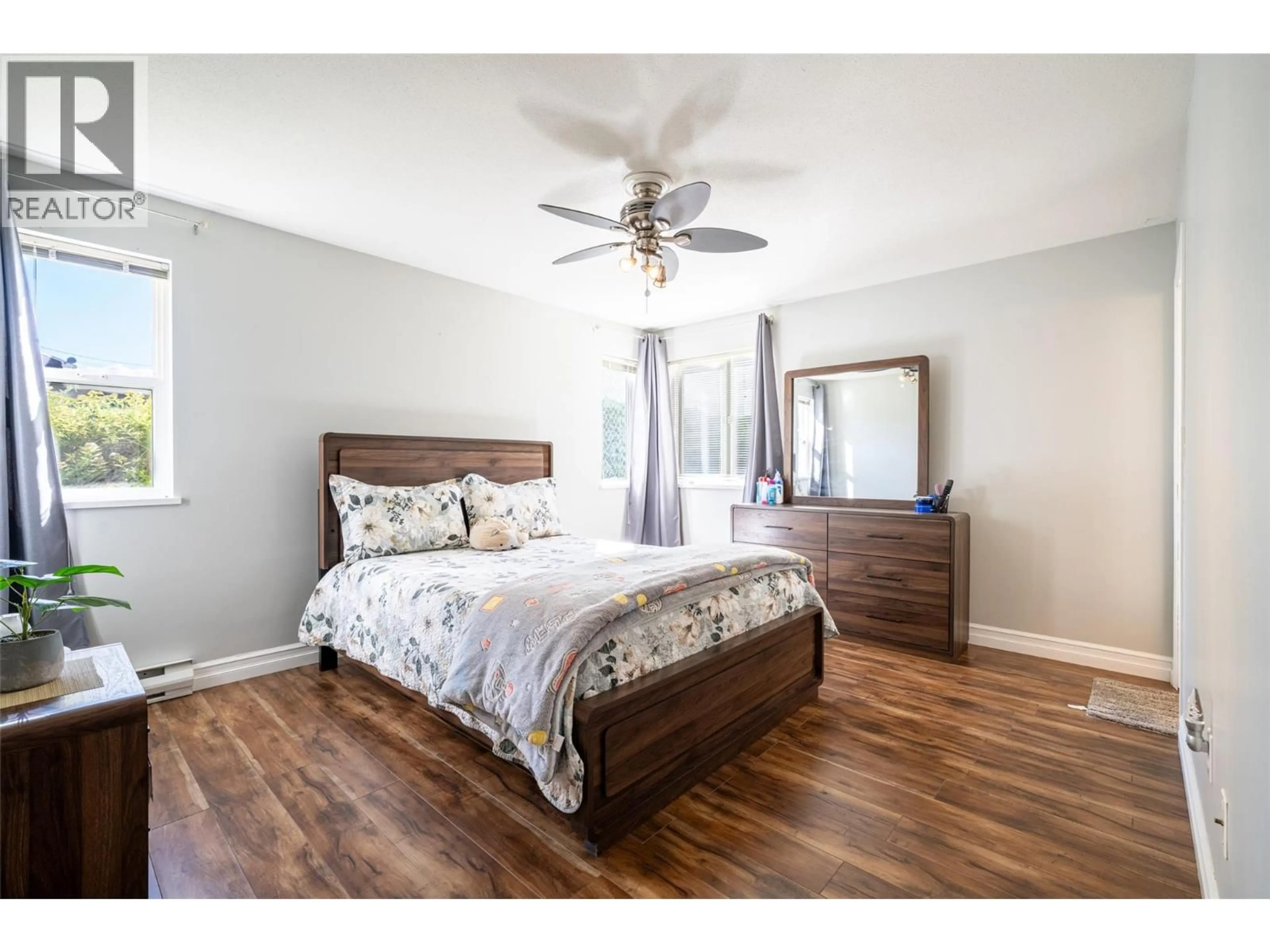 Bedroom with bed, wood/laminate floor for 112 - 650 3 STREET SOUTHWEST, Salmon Arm British Columbia V1E1P6