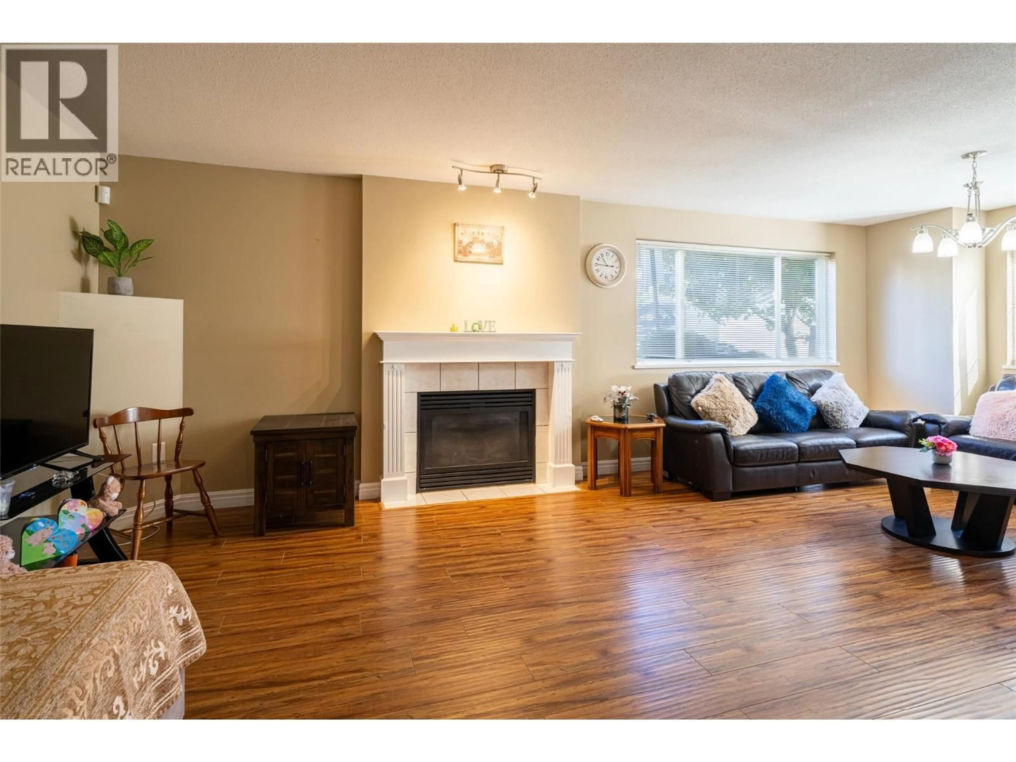 Living room with furniture, wood/laminate floor for 112 - 650 3 STREET SOUTHWEST, Salmon Arm British Columbia V1E1P6