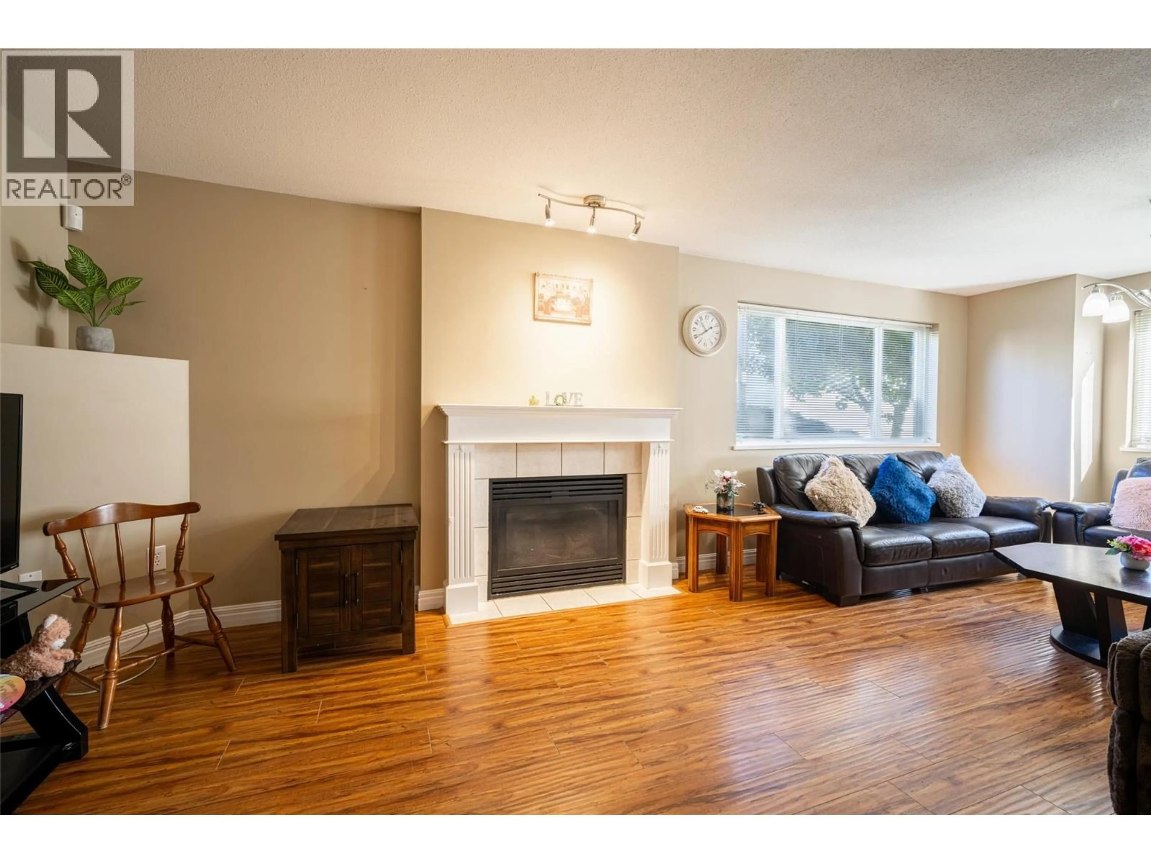 Living room with furniture, wood/laminate floor for 112 - 650 3 STREET SOUTHWEST, Salmon Arm British Columbia V1E1P6