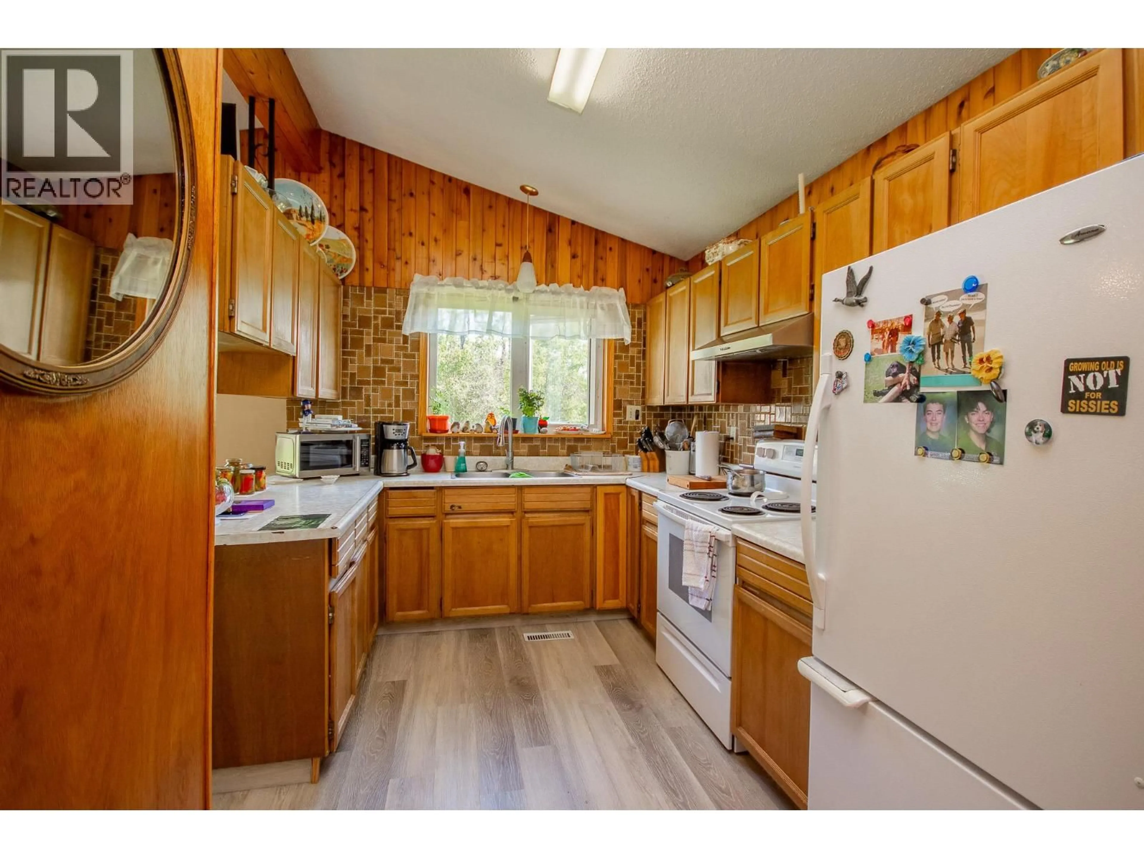 Standard kitchen, wood/laminate floor for 14034 211 ROAD, Dawson Creek British Columbia V1G4G7