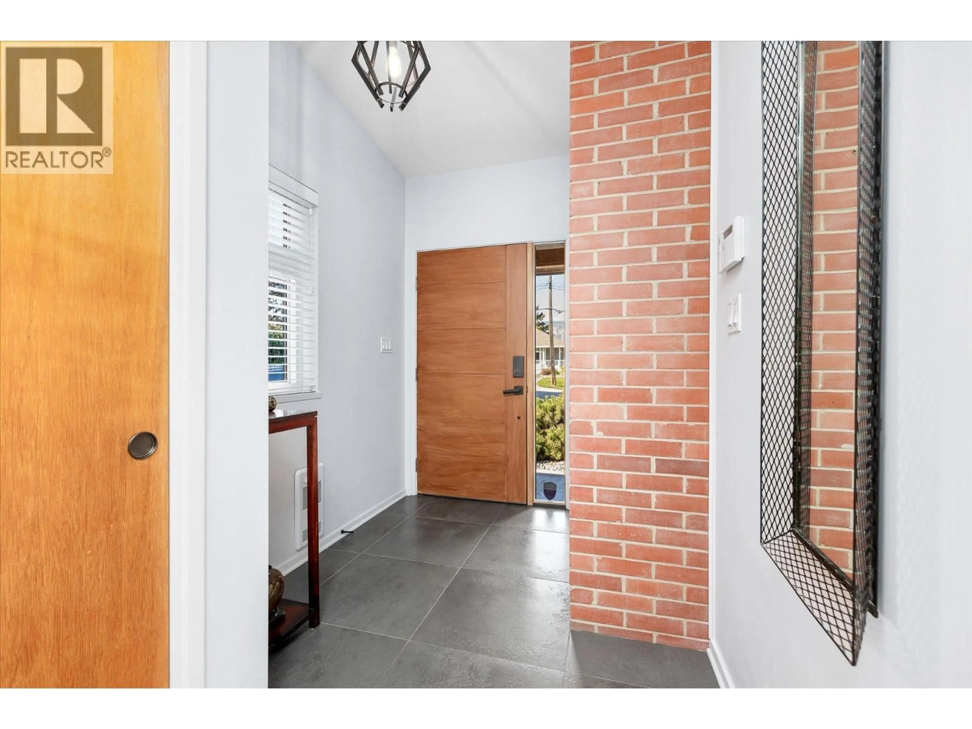 Indoor entryway for 158 GRANDVIEW STREET, Penticton British Columbia V2A4E4