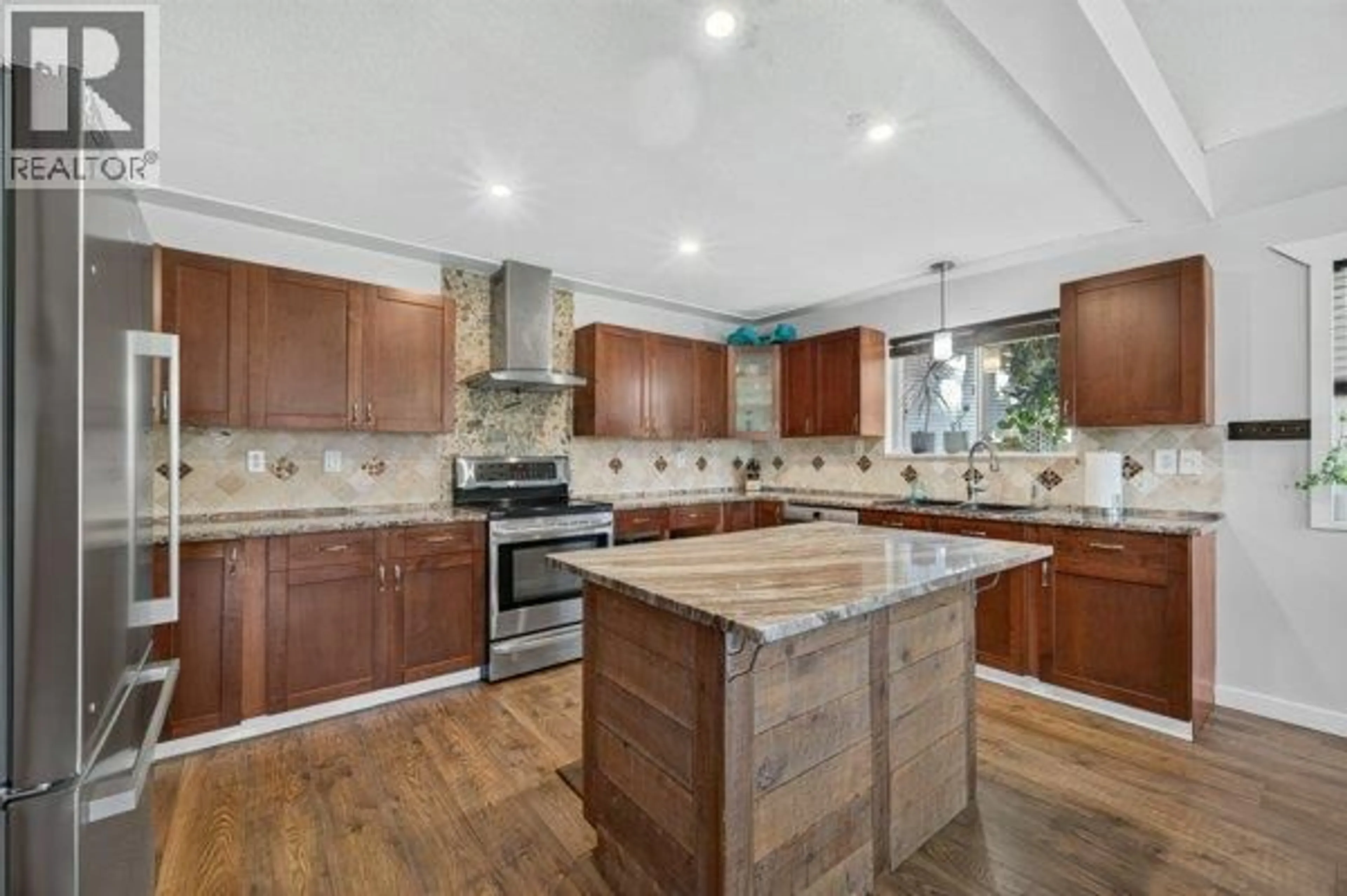Open concept kitchen, ceramic/tile floor for 996 ARRAS ROAD, Sorrento British Columbia V0E2W1