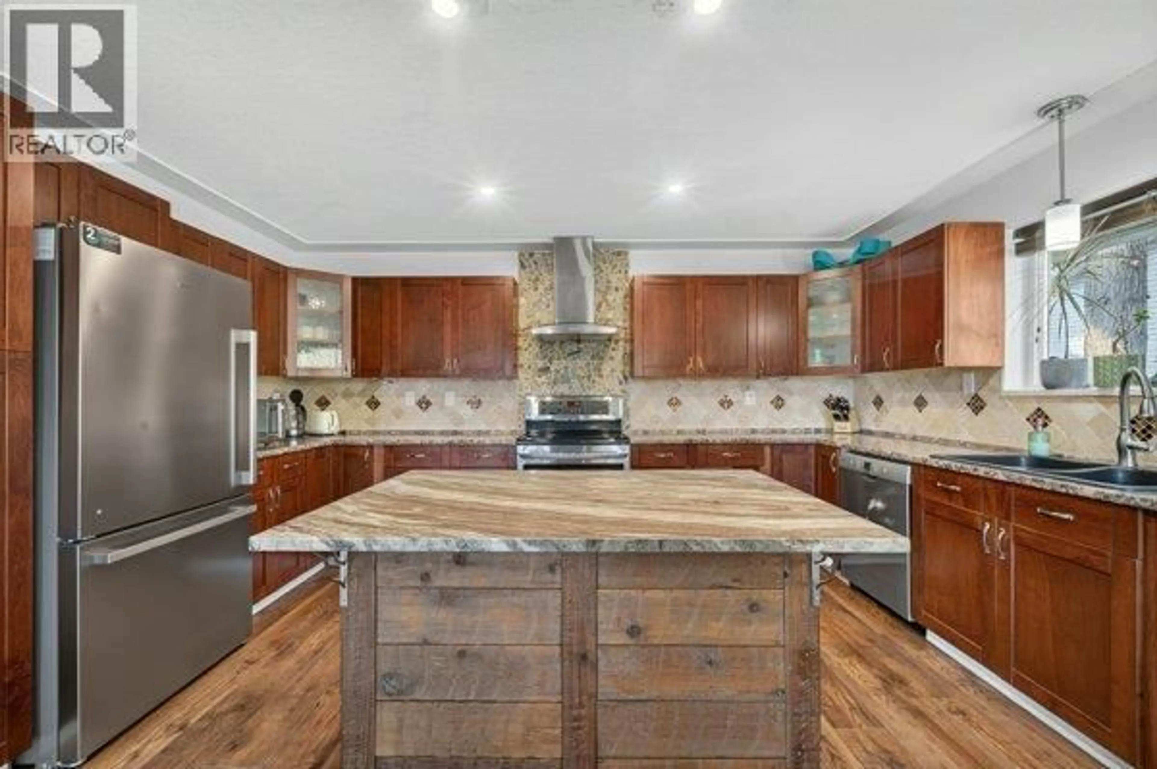 Open concept kitchen, unknown for 996 ARRAS ROAD, Sorrento British Columbia V0E2W1