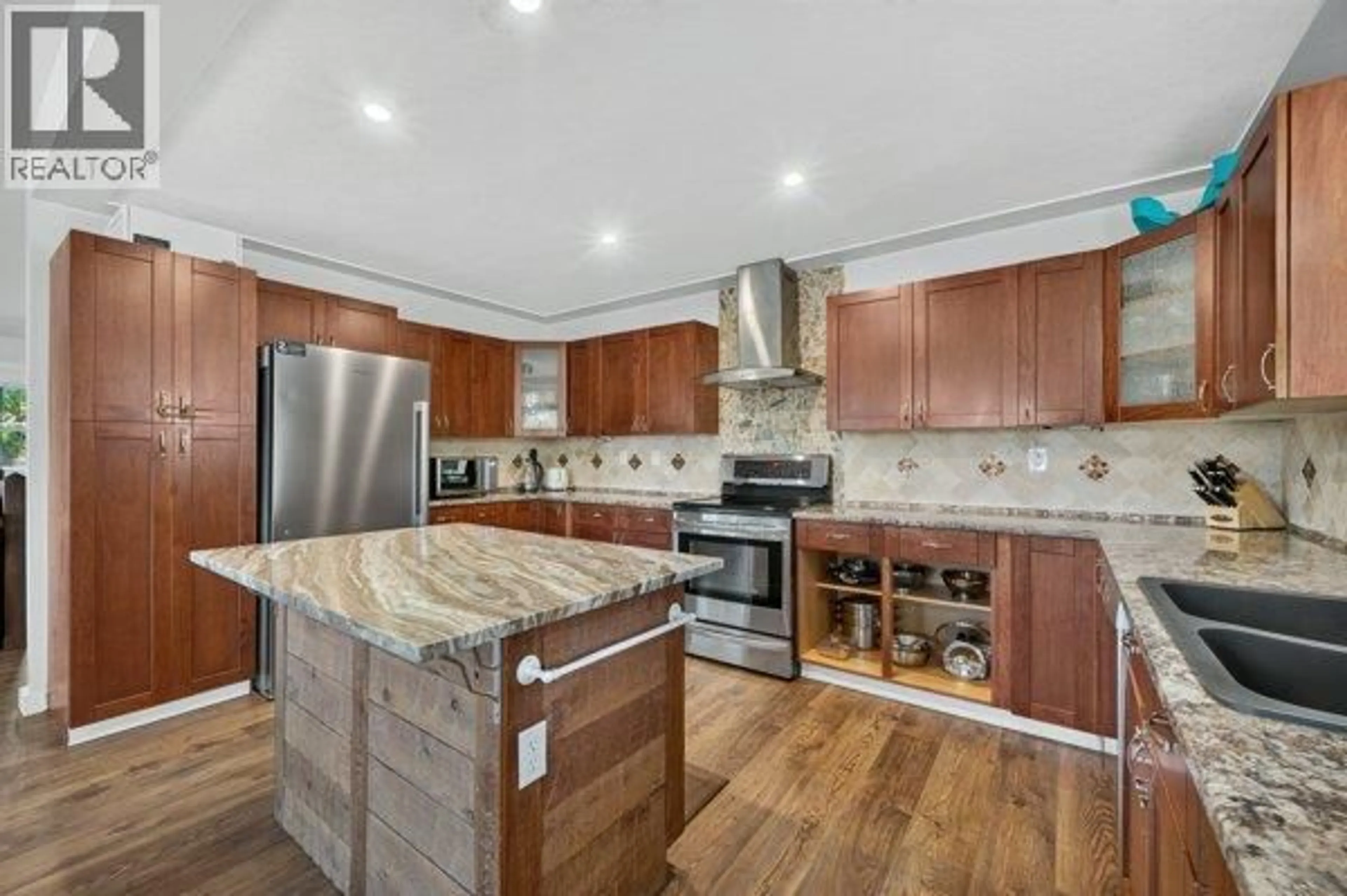 Open concept kitchen, unknown for 996 ARRAS ROAD, Sorrento British Columbia V0E2W1