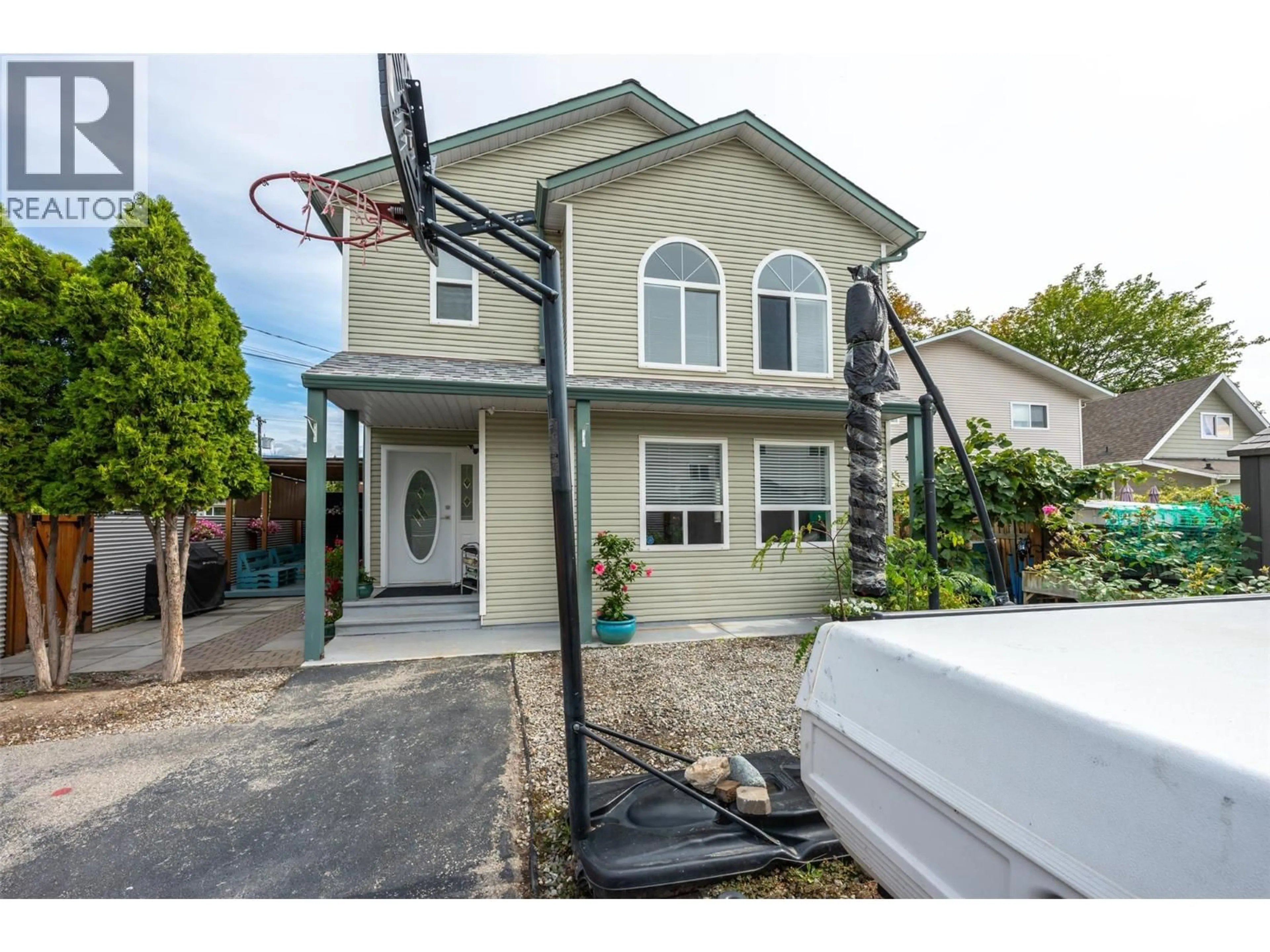 Home with vinyl exterior material, street for 102 - 381 RIGSBY STREET, Penticton British Columbia V2A5S8