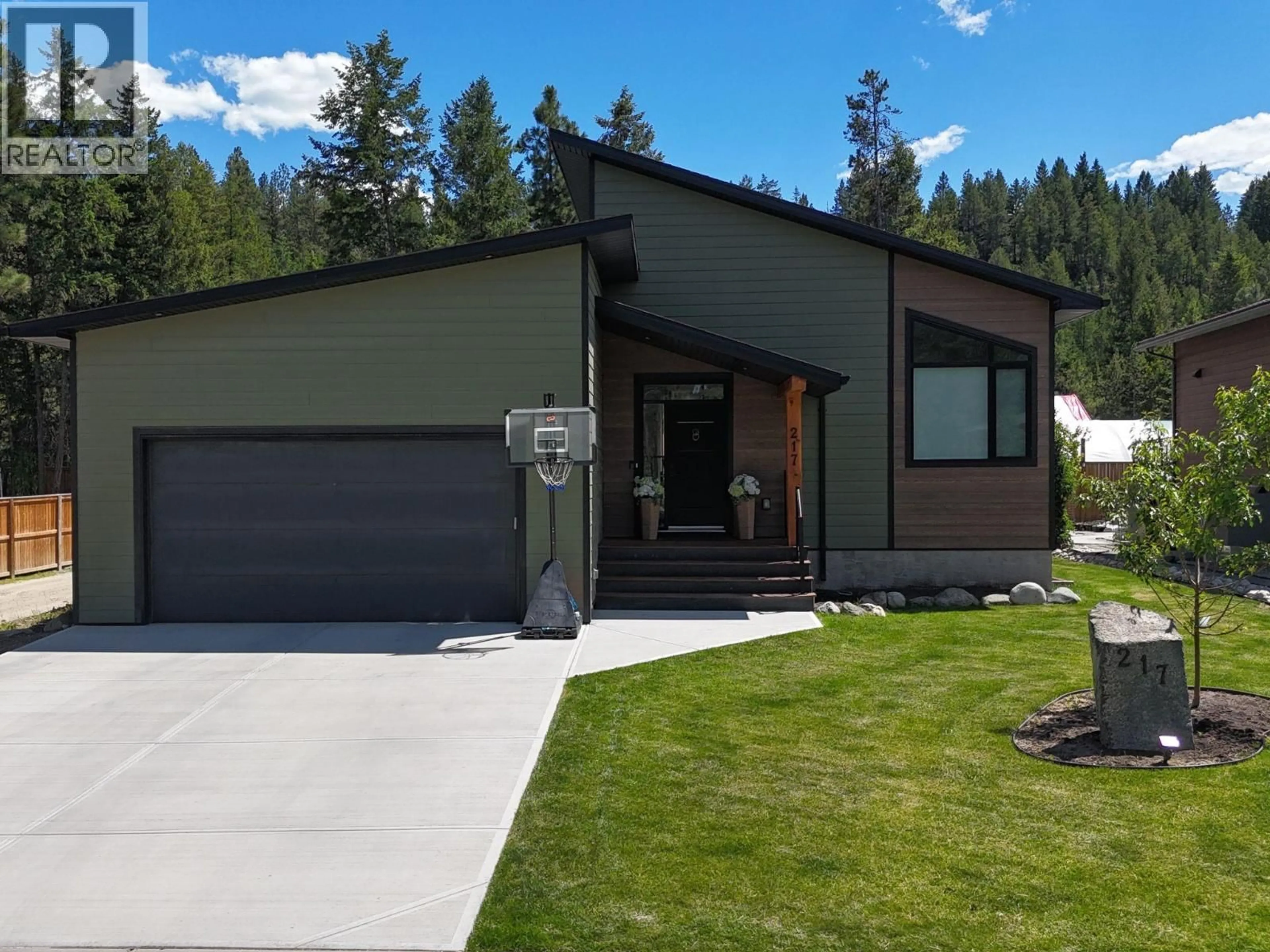 Home with vinyl exterior material, mountain view for 217 SHADOW MOUNTAIN BOULEVARD, Cranbrook British Columbia V1C0C6