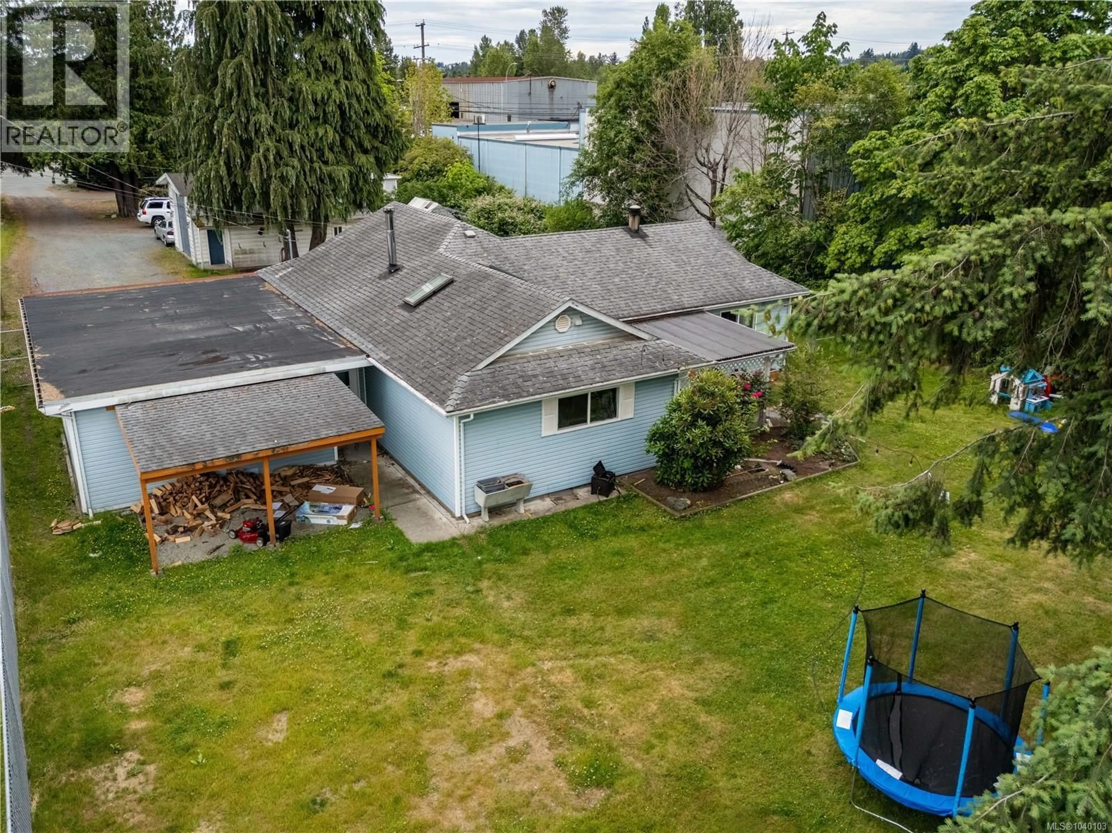 A pic from outside/outdoor area/front of a property/back of a property/a pic from drone, unknown for 2480 ISLAND HIGHWAY, Campbell River British Columbia V9W2H1