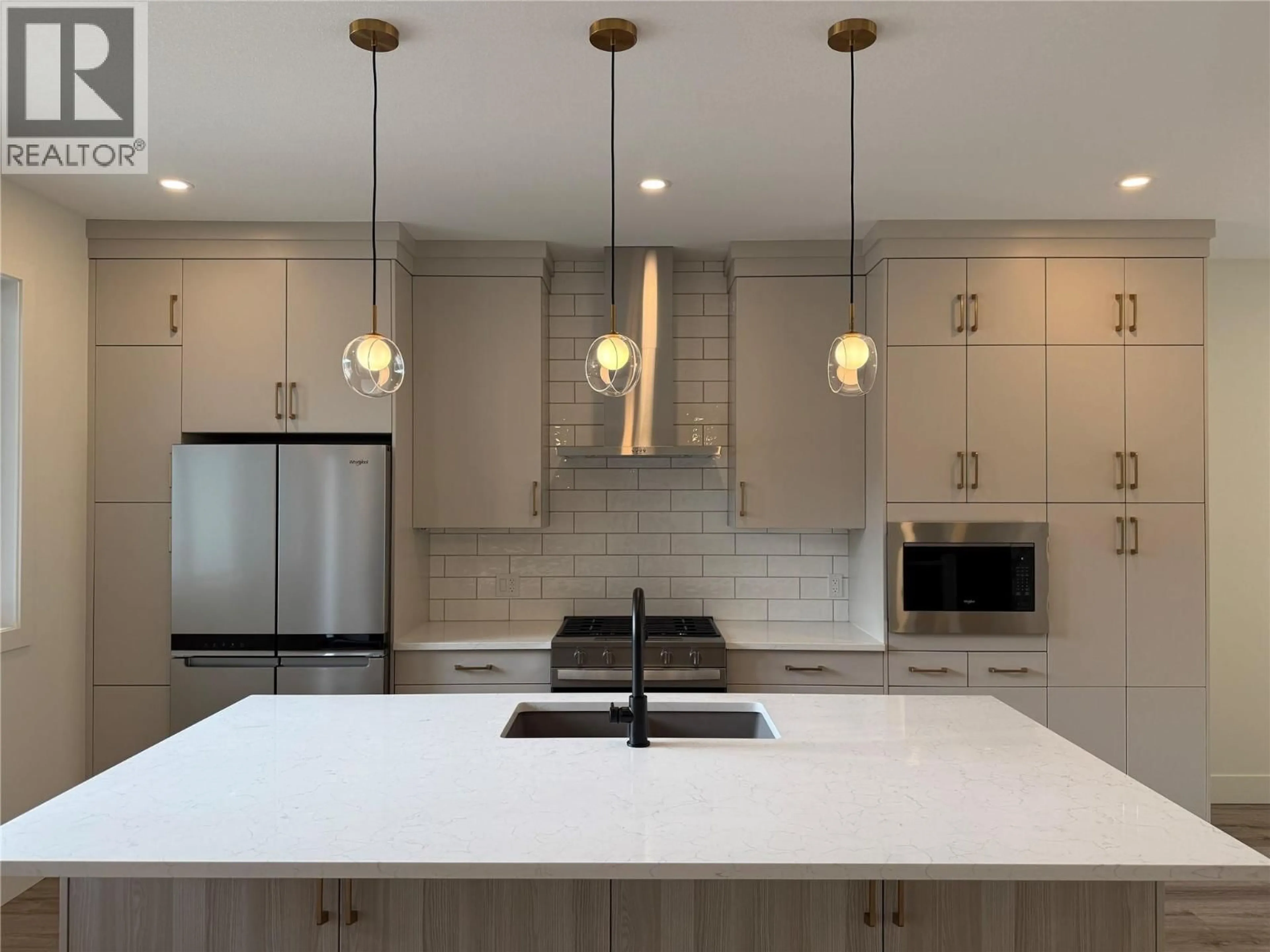 Open concept kitchen, ceramic/tile floor for 148 SHADOW MOUNTAIN BOULEVARD, Cranbrook British Columbia V1C7C3