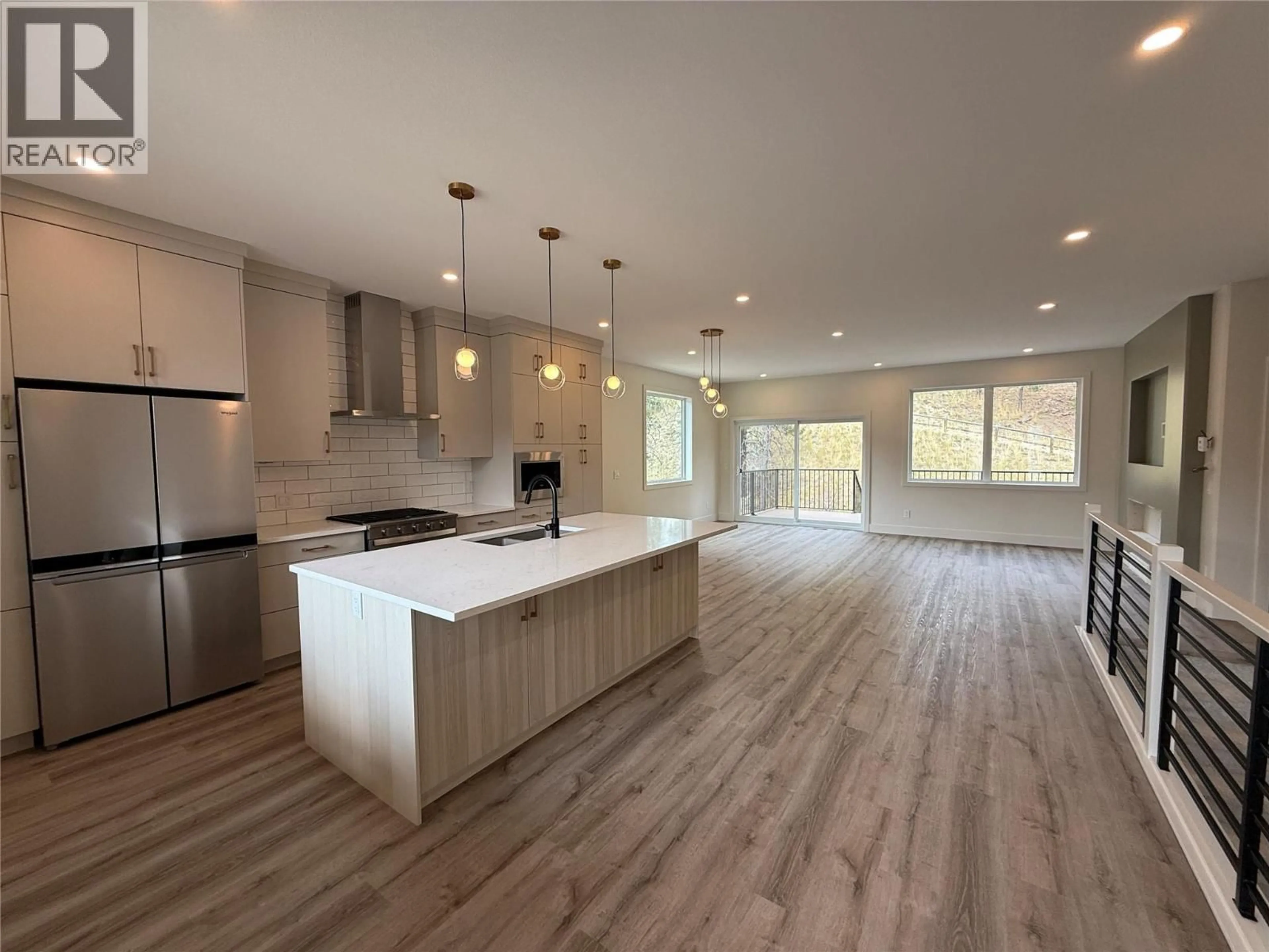 Open concept kitchen, wood/laminate floor for 148 SHADOW MOUNTAIN BOULEVARD, Cranbrook British Columbia V1C7C3