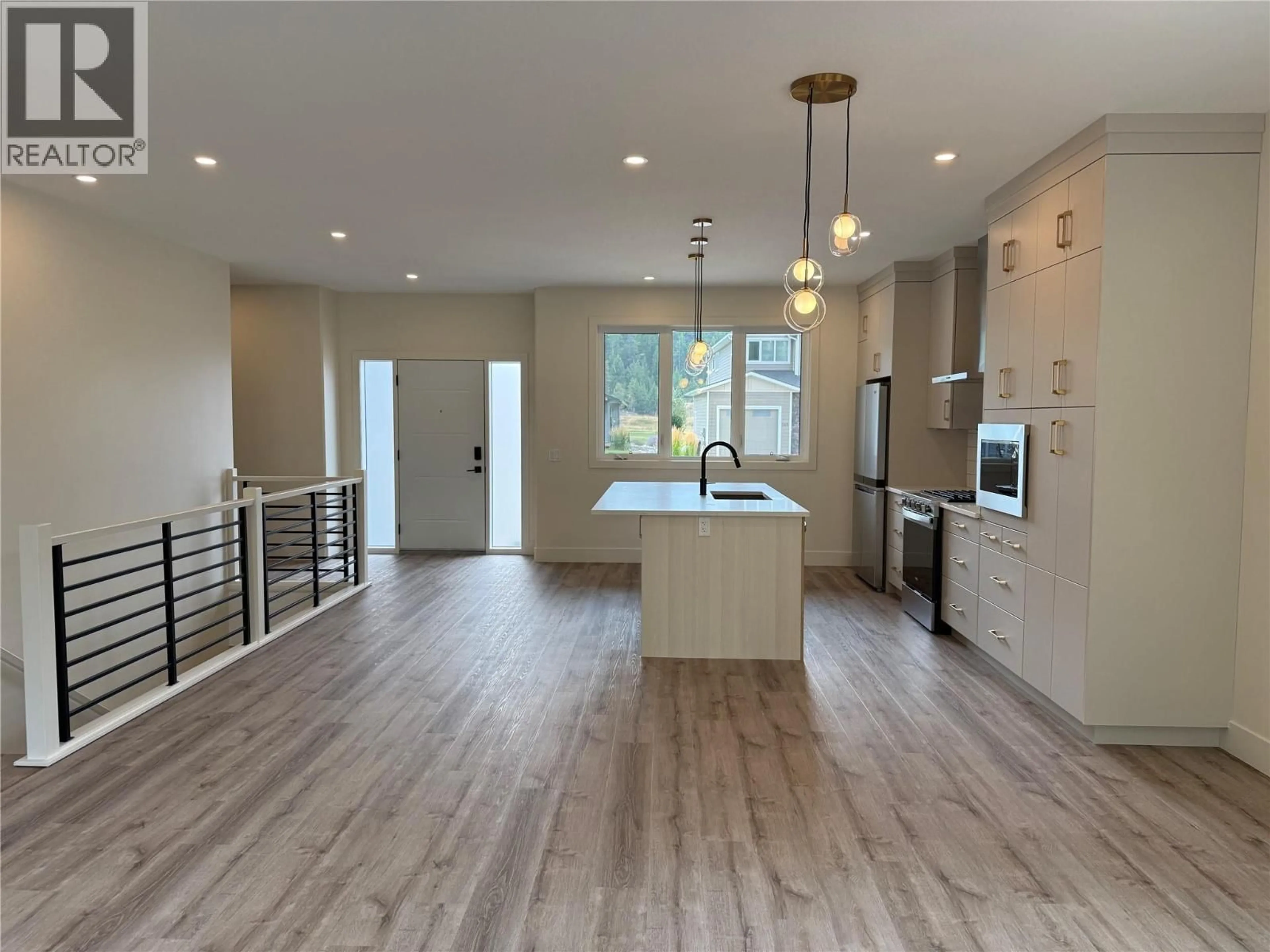 Open concept kitchen, wood/laminate floor for 148 SHADOW MOUNTAIN BOULEVARD, Cranbrook British Columbia V1C7C3