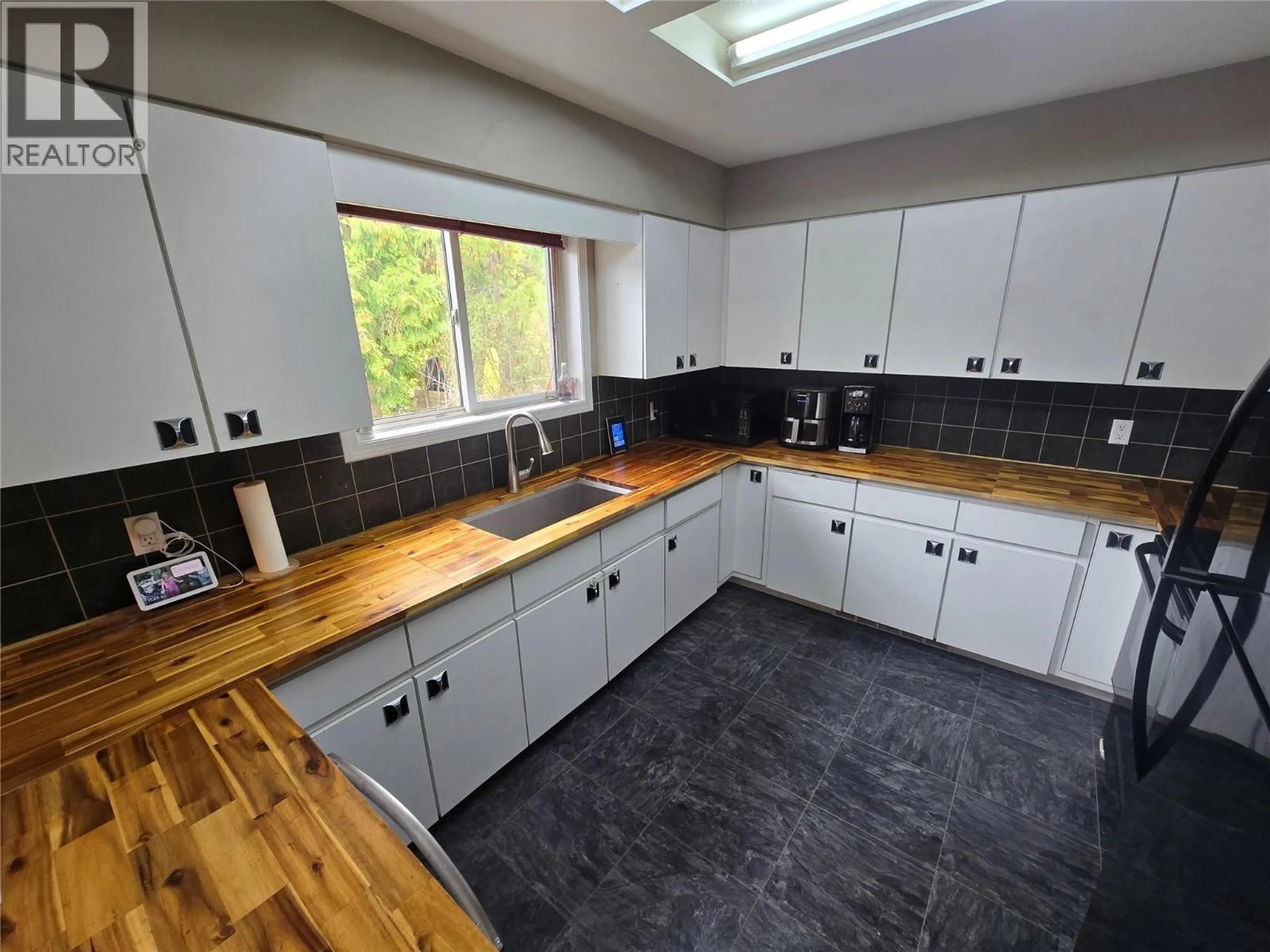 Standard kitchen, unknown for 337 RIVERVIEW CRESCENT, Clearwater British Columbia V0E1N2