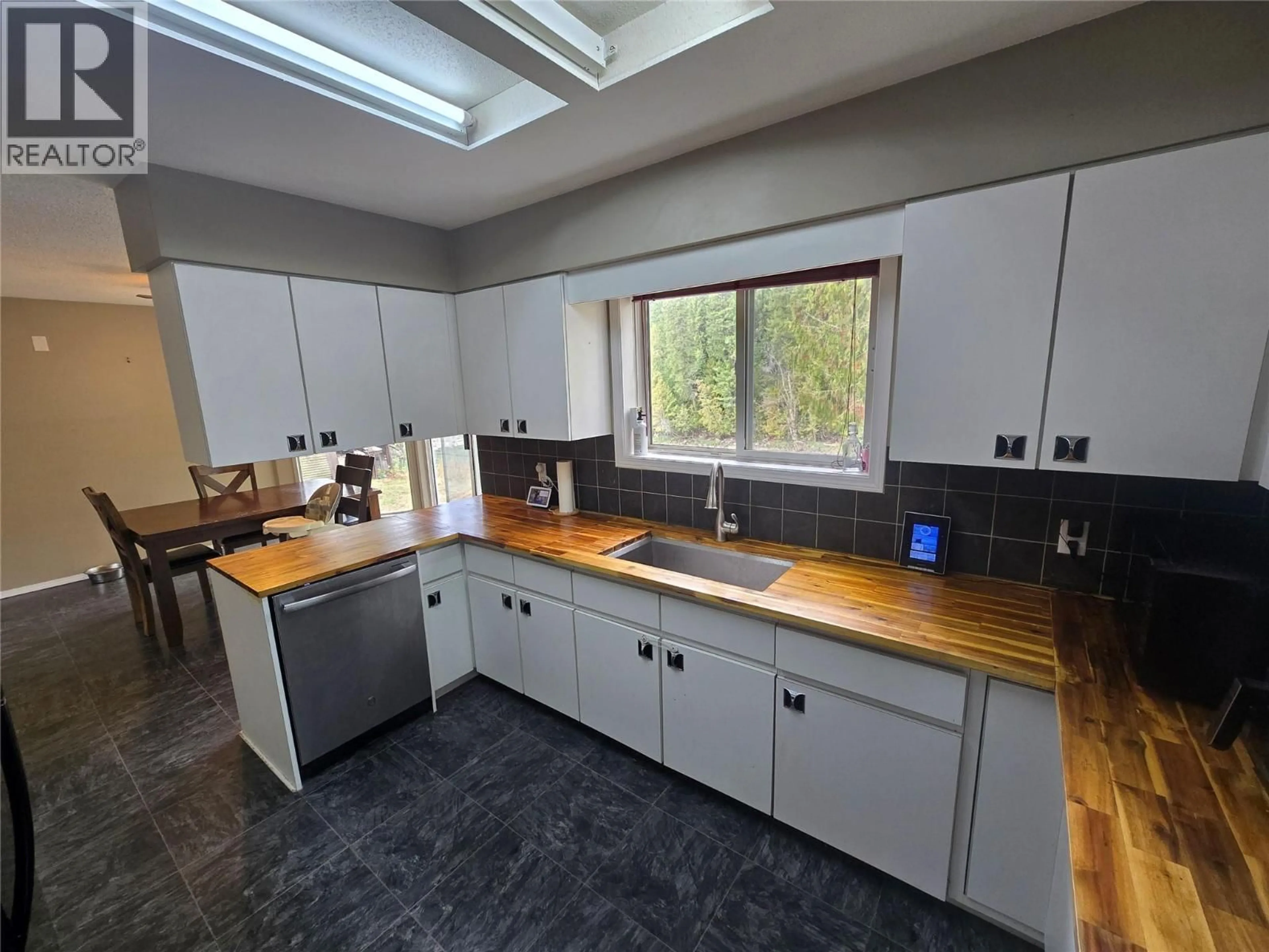 Standard kitchen, unknown for 337 RIVERVIEW CRESCENT, Clearwater British Columbia V0E1N2